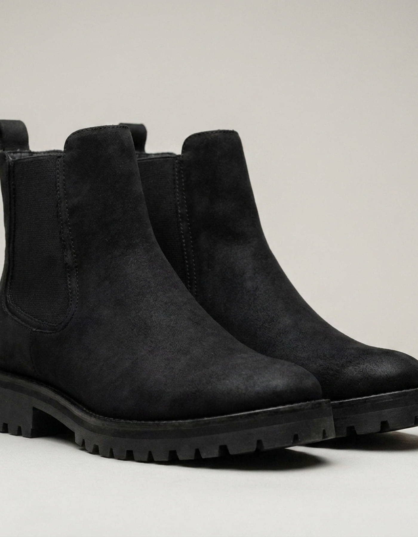 PLUXSTYLE::numise::beatrix-lug-sole-chelsea-boots::closeup-detail