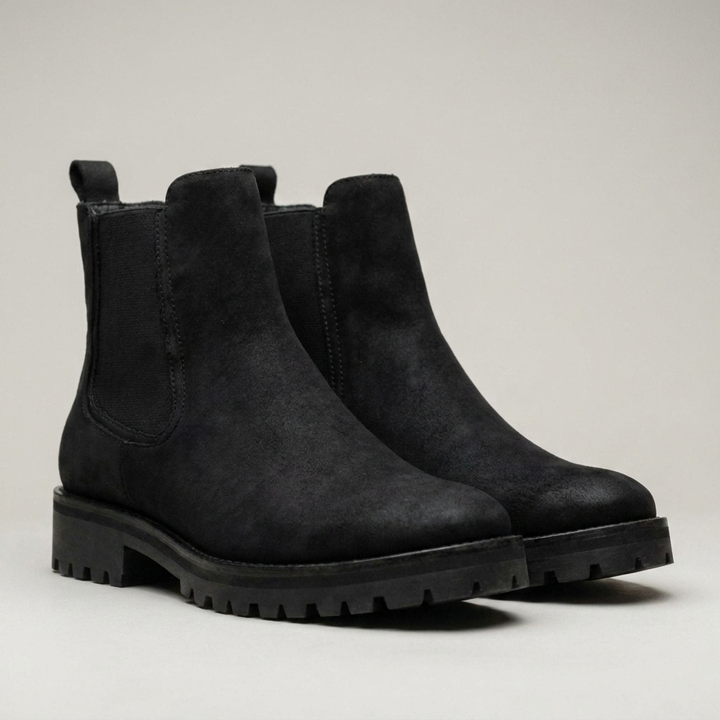 PLUXSTYLE::numise::beatrix-lug-sole-chelsea-boots::closeup-detail