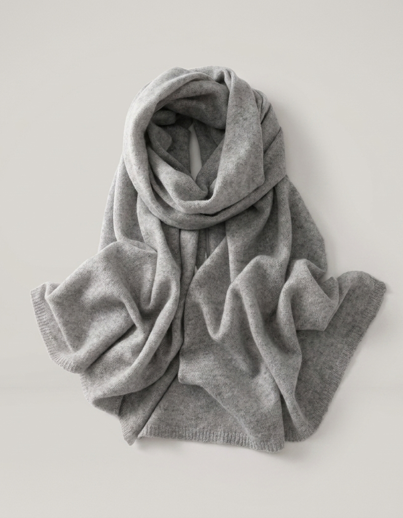 PLUXSTYLE::numise::everyday-lightweight-scarf::pack-hero