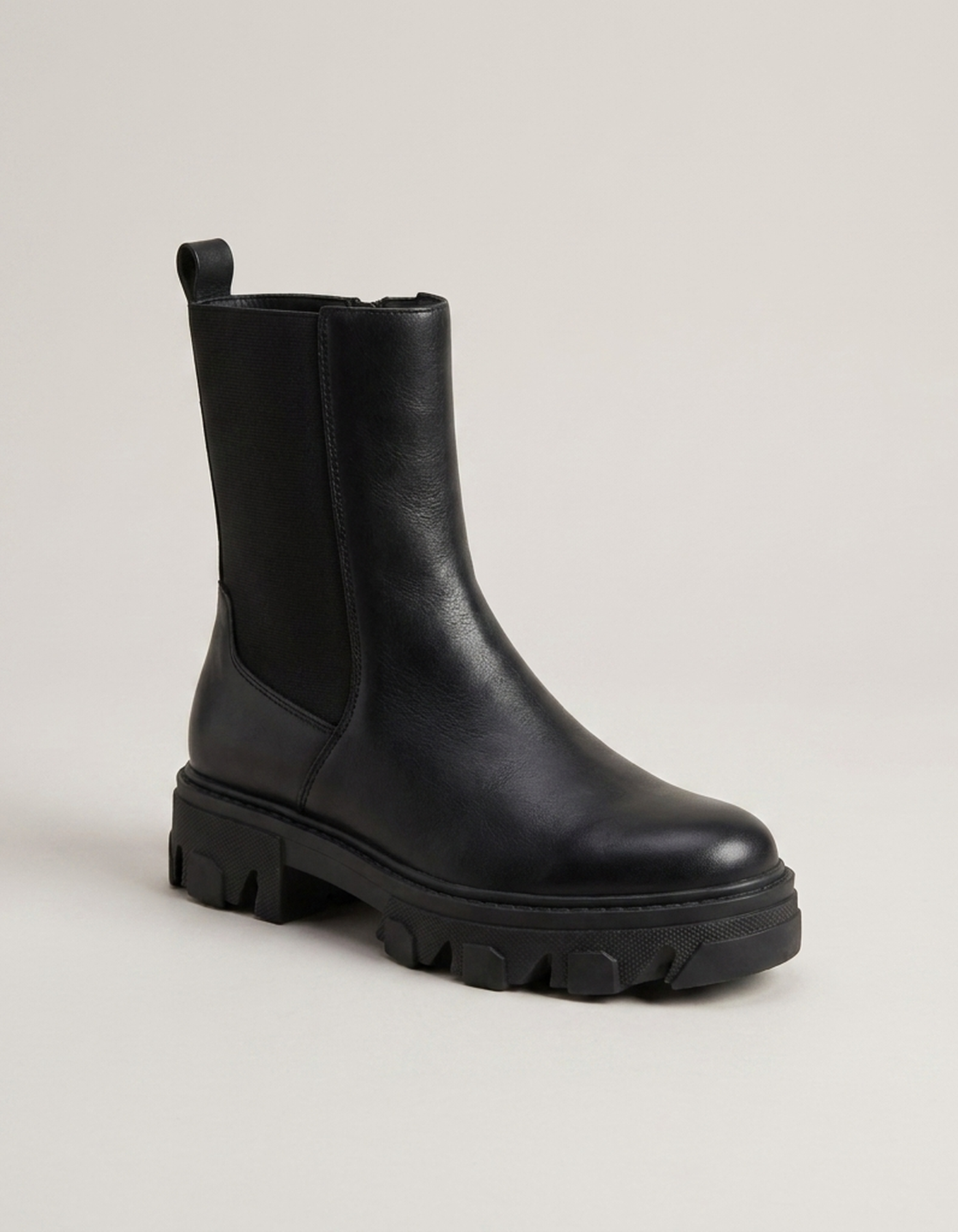 PLUXSTYLE::numise::alina-chunky-everyday-boots::closeup-hero