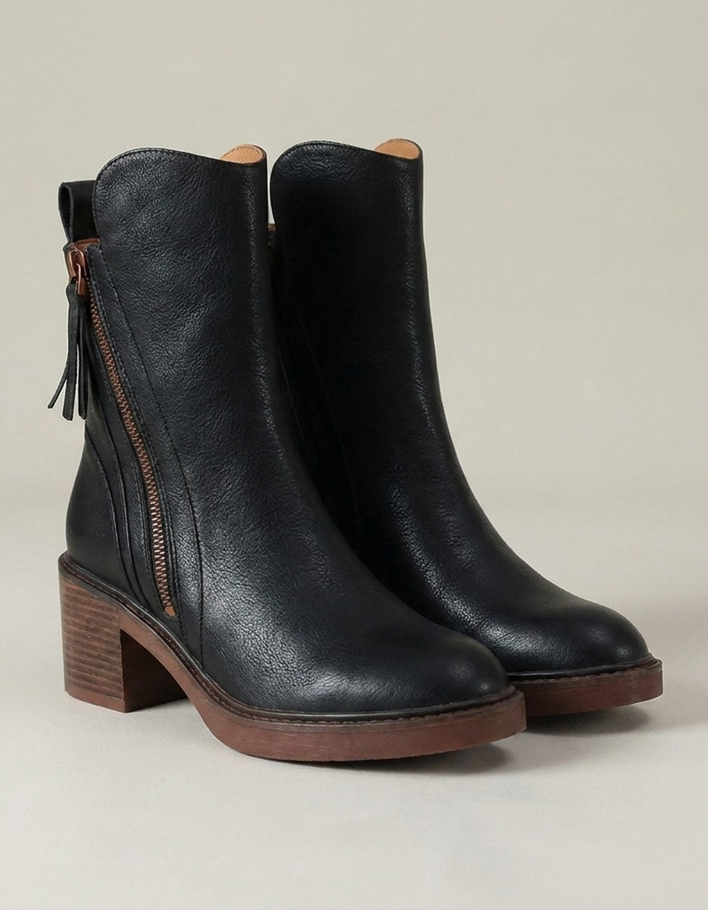 PLUXSTYLE::numise::amelie-classic-ankle-boots::closeup-detail
