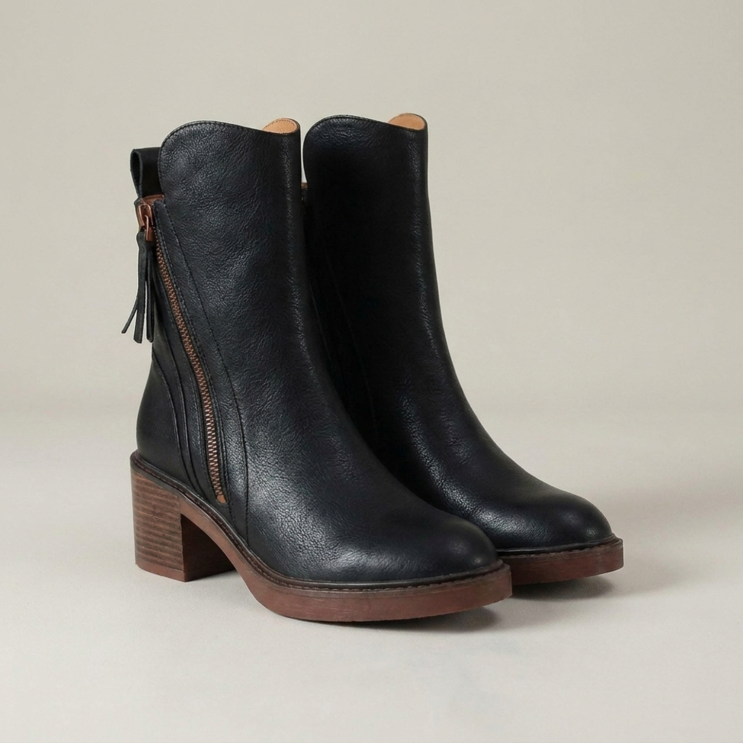 PLUXSTYLE::numise::amelie-classic-ankle-boots::closeup-detail