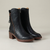 PLUXSTYLE::numise::amelie-classic-ankle-boots::closeup-detail