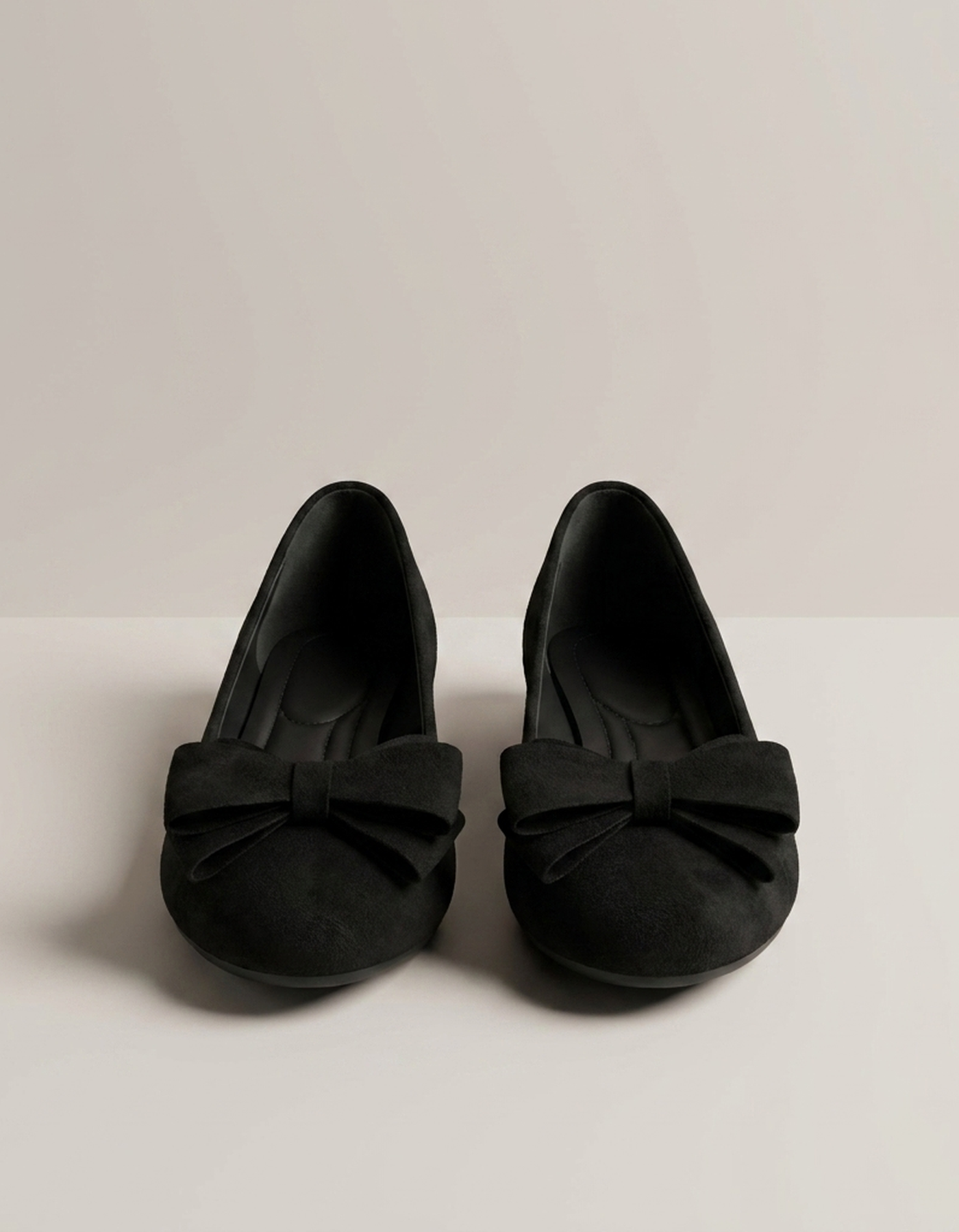 PLUXSTYLE::numise::abigail-bow-accent-table::pack-black