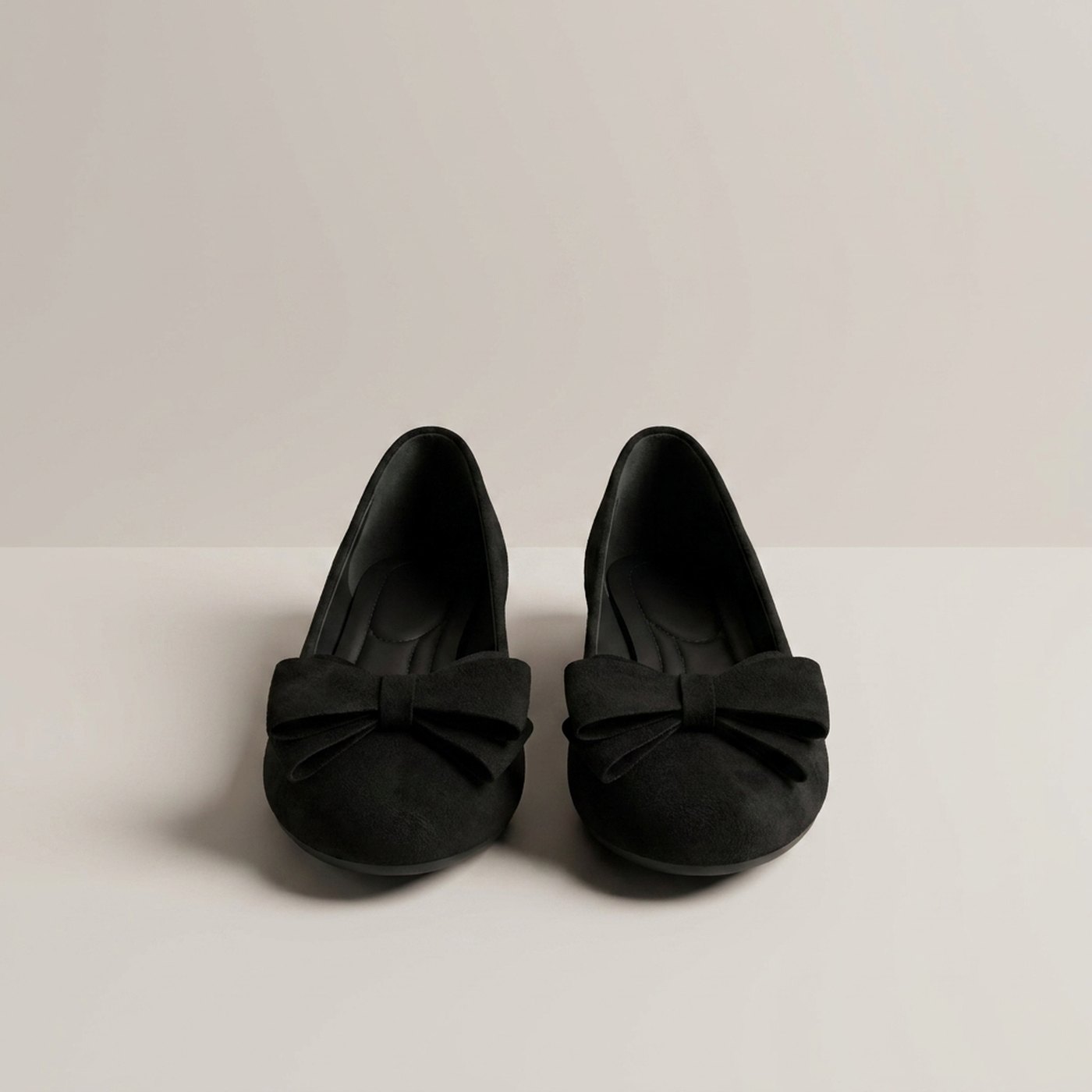PLUXSTYLE::numise::abigail-bow-accent-table::pack-black