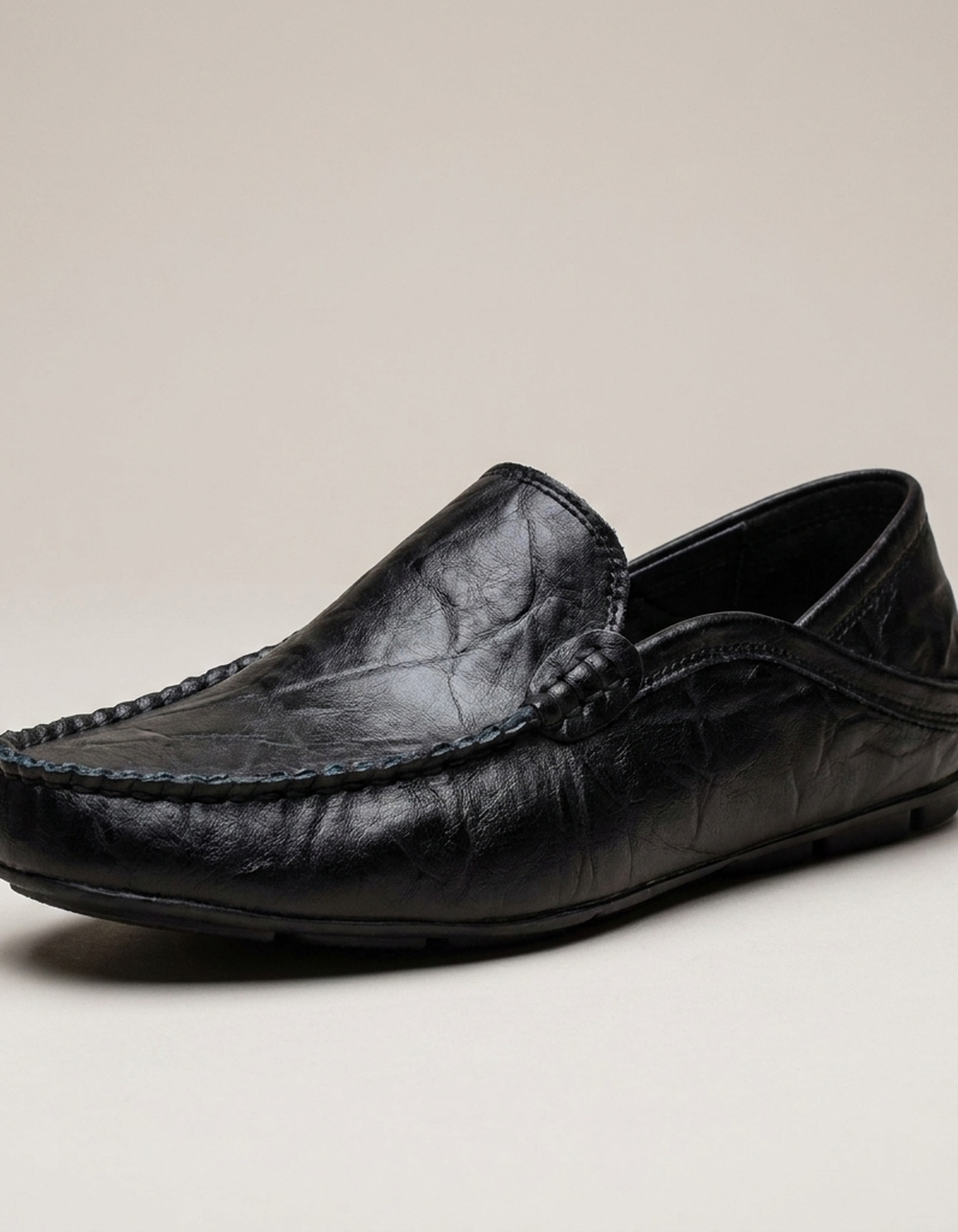 PLUXSTYLE::numise::mens-easy-fit-loafer-footwear::closeup-hero