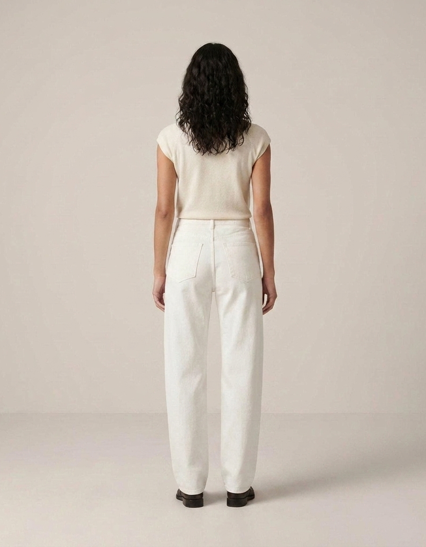 PLUXSTYLE::numise::alma-white-barrel-leg-jeans::back