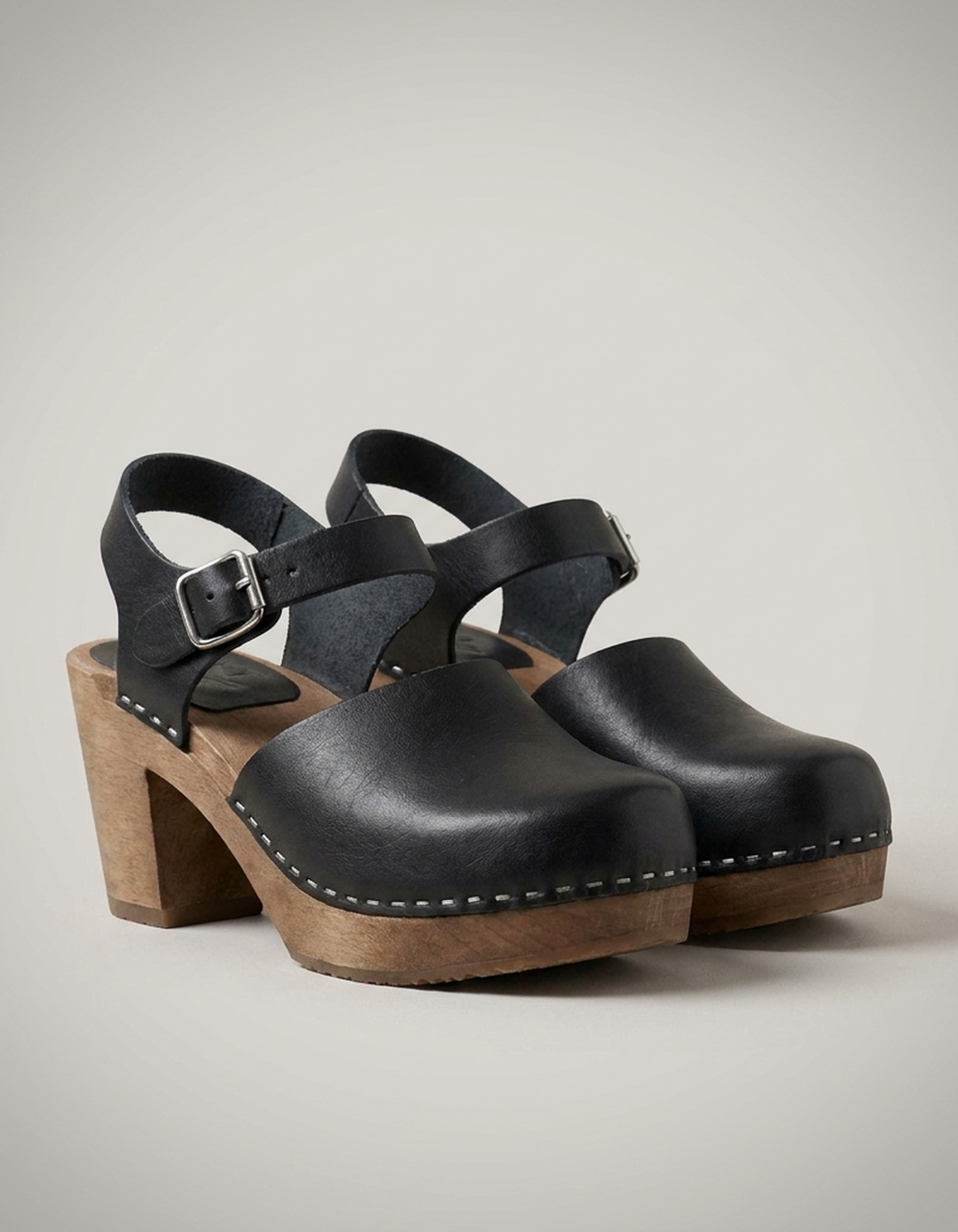 PLUXSTYLE::numise::closed-toe-platform-clogs::closeup-detail