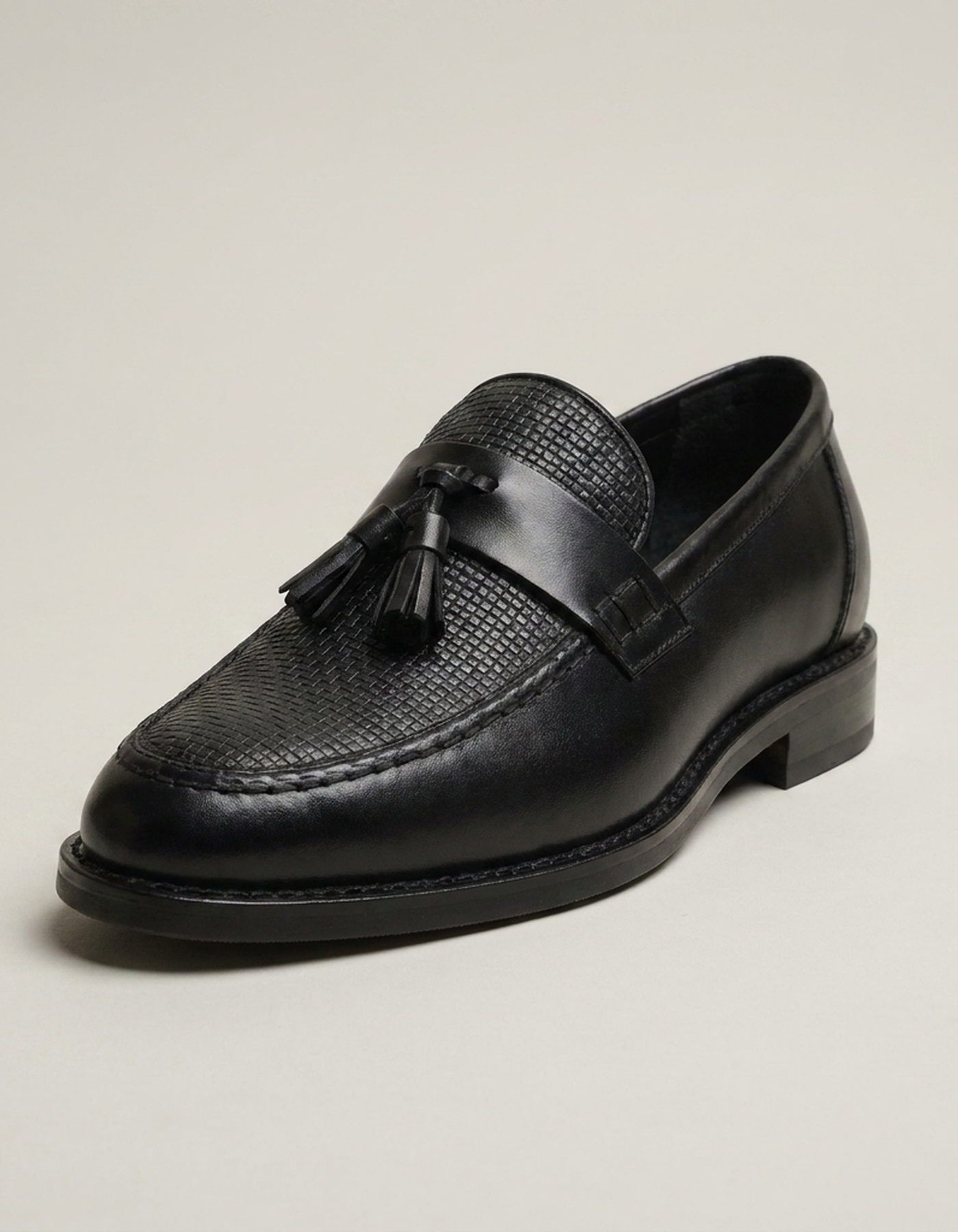 PLUXSTYLE::numise::mens-woven-tassel-slip-on-loafers::closeup-hero