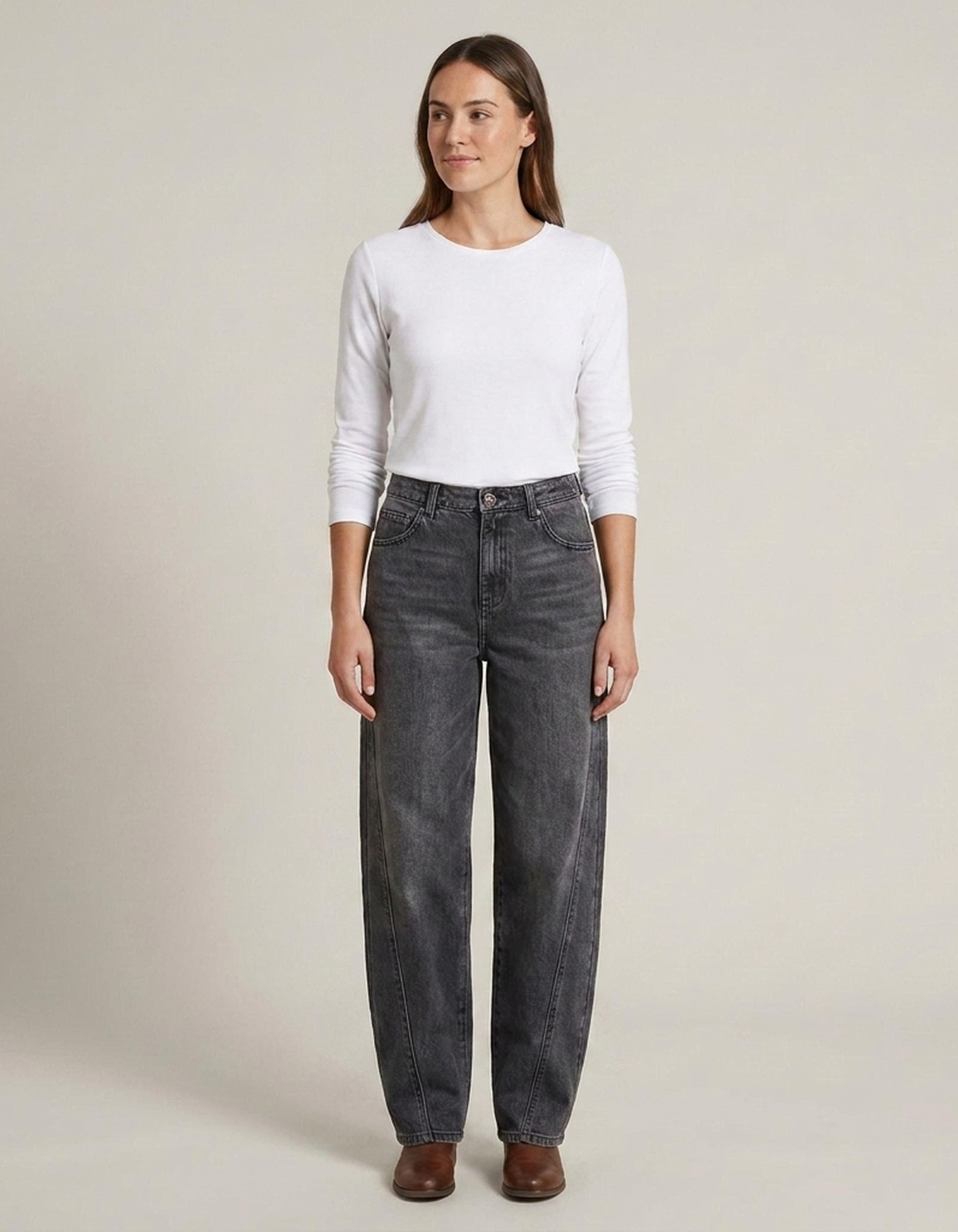 PLUXSTYLE::numise::astrid-slanted-seam-barrel-jeans::front