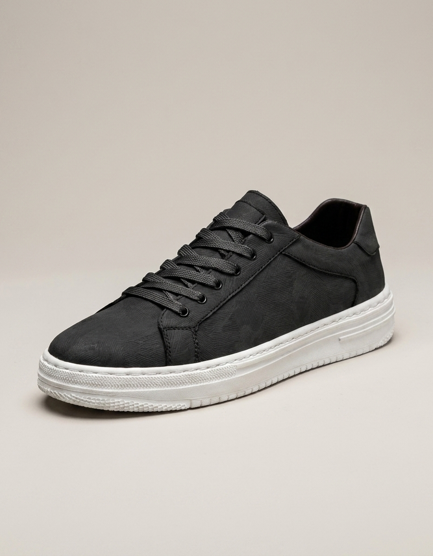 PLUXSTYLE::numise::athene-smart-casual-sneakers::closeup-hero