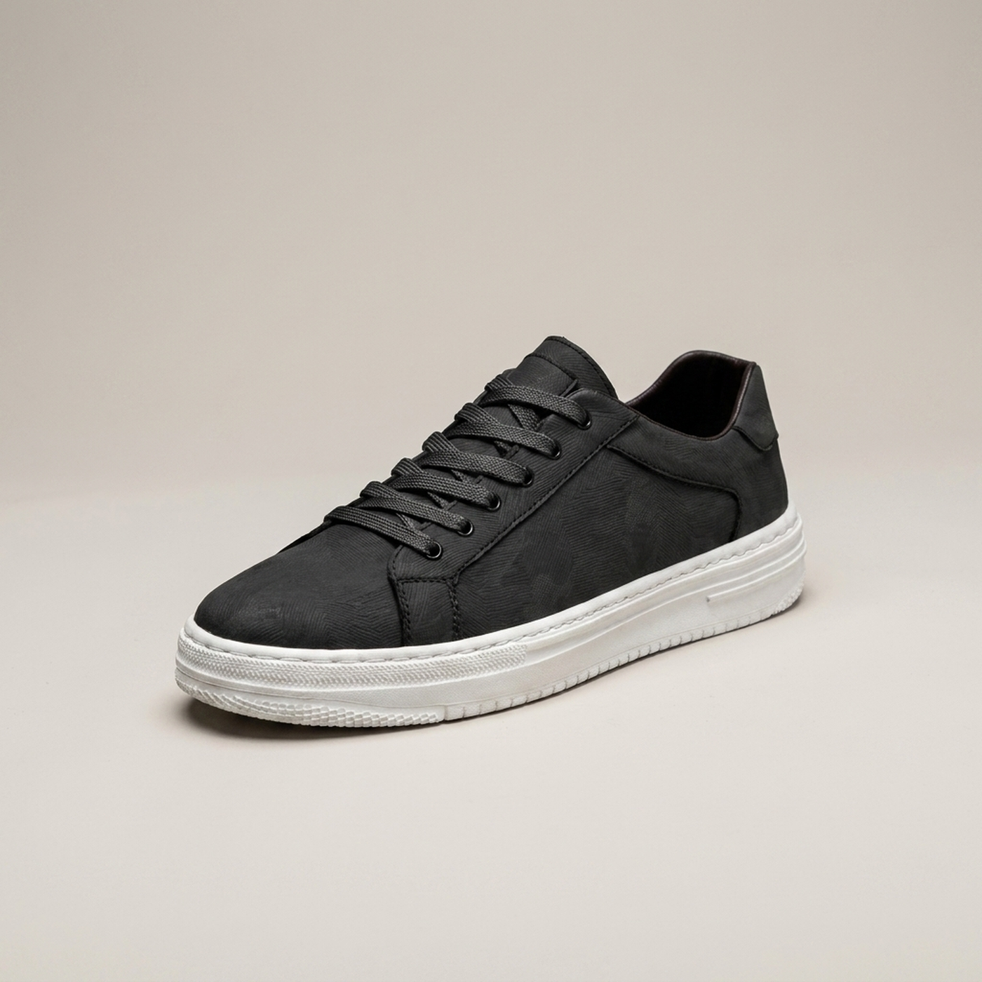 PLUXSTYLE::numise::athene-smart-casual-sneakers::closeup-hero