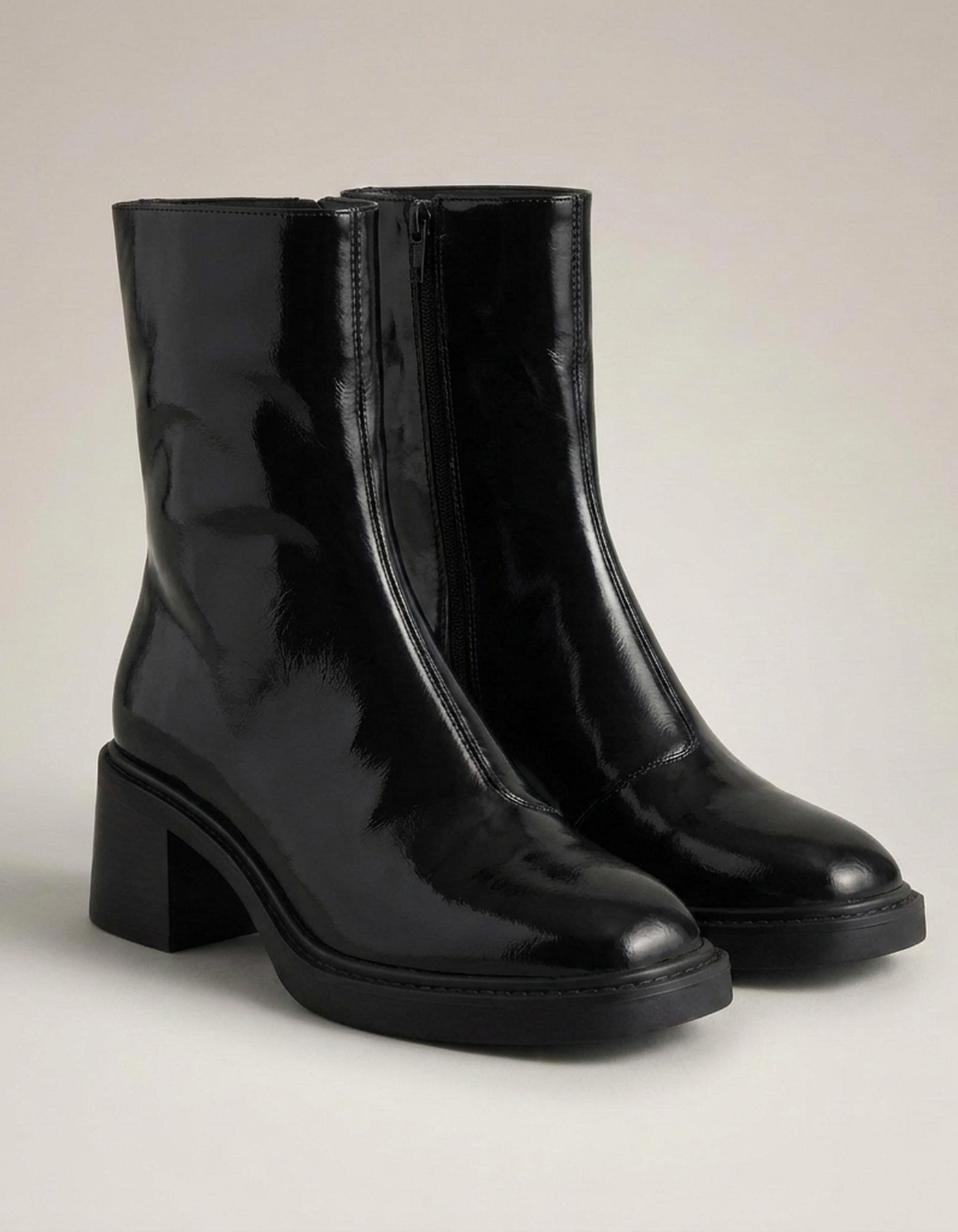 PLUXSTYLE::numise::everyday-side-zip-ankle-boots::closeup-detail