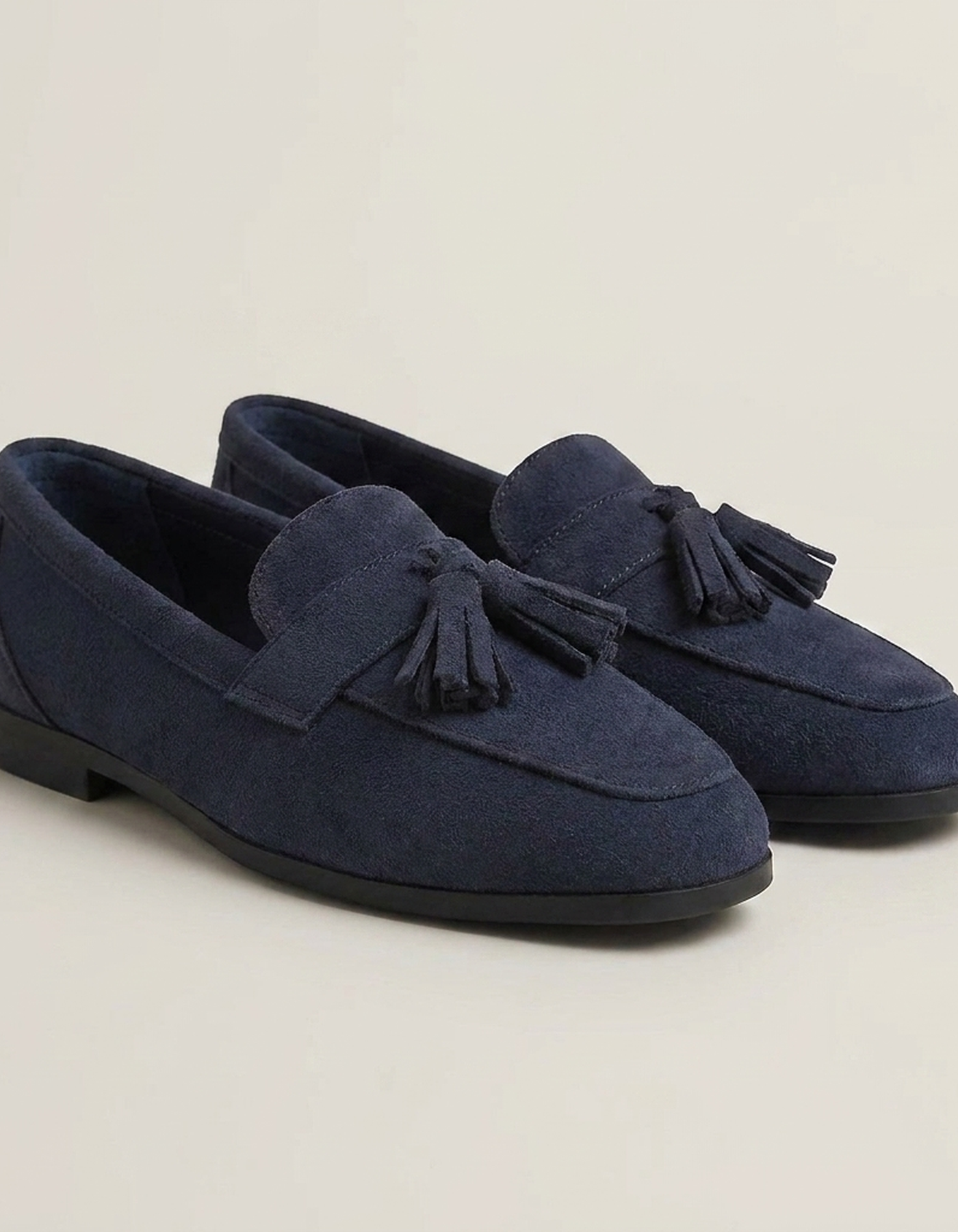 PLUXSTYLE::numise::square-toe-fringe-loafers::closeup-detail