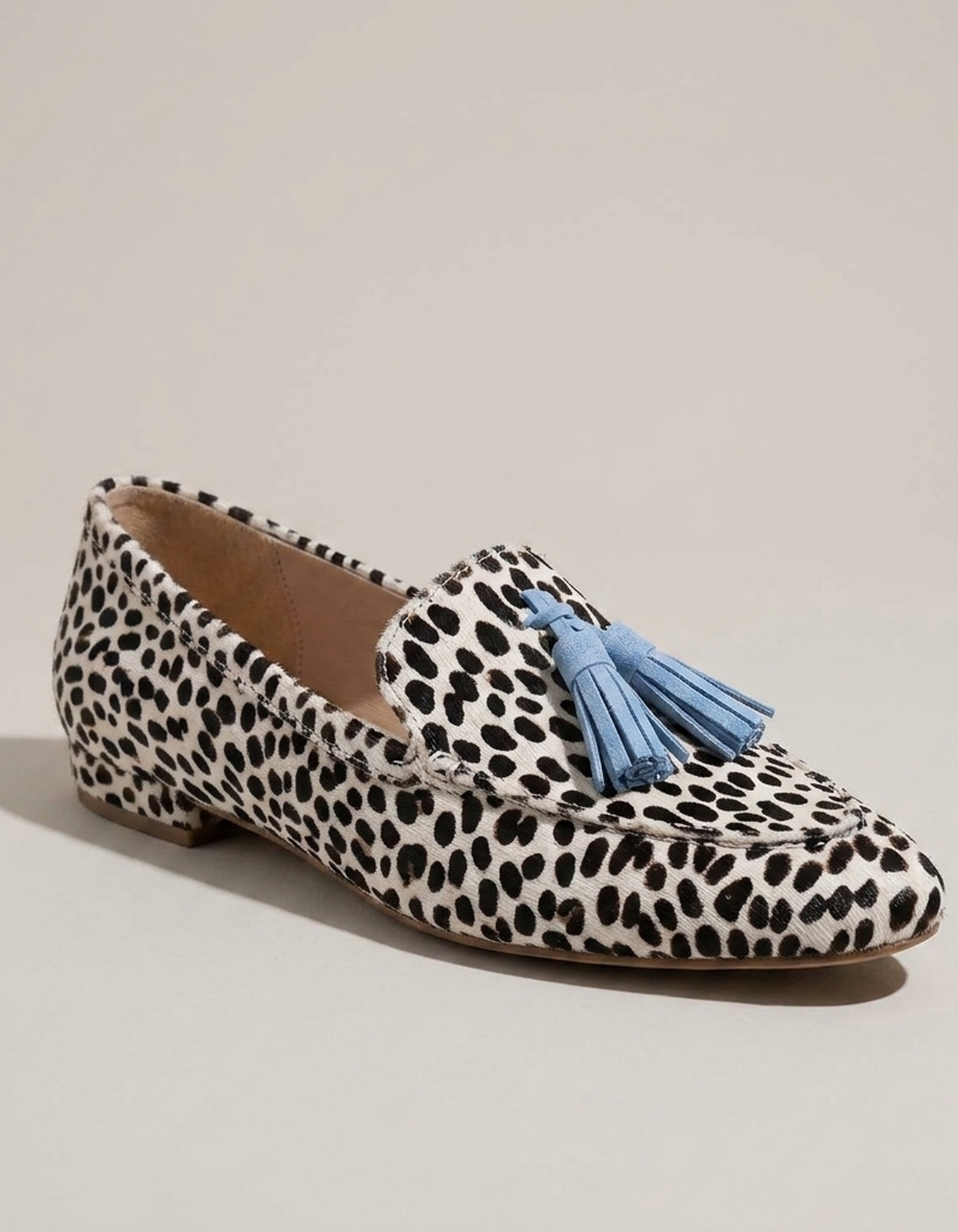 PLUXSTYLE::numise::abigail-pointed-toe-loafers::closeup-hero