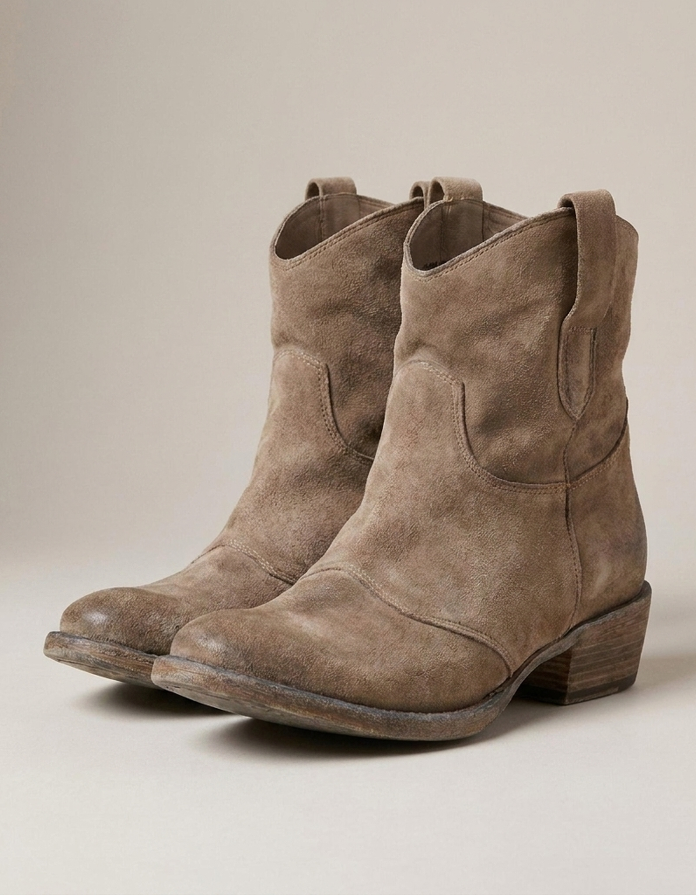 PLUXSTYLE::numise::noelle-everyday-ankle-boots::closeup-detail