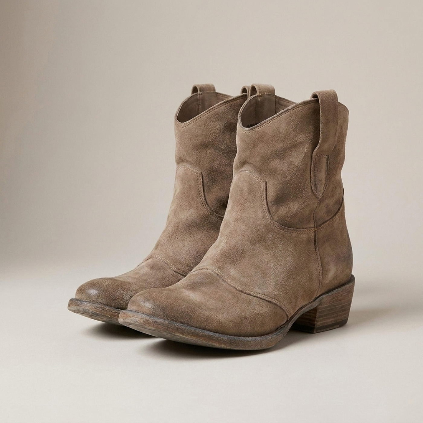 PLUXSTYLE::numise::noelle-everyday-ankle-boots::closeup-detail