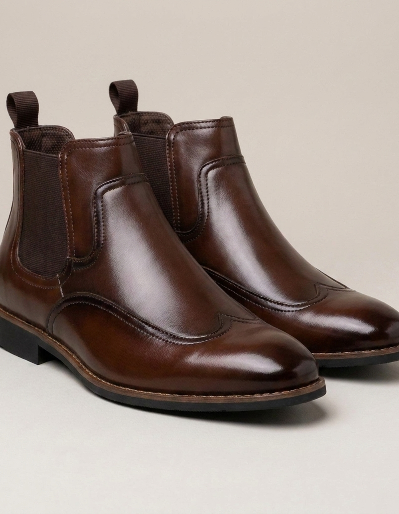 PLUXSTYLE::numise::mens-classic-chelsea-boots::closeup-detail