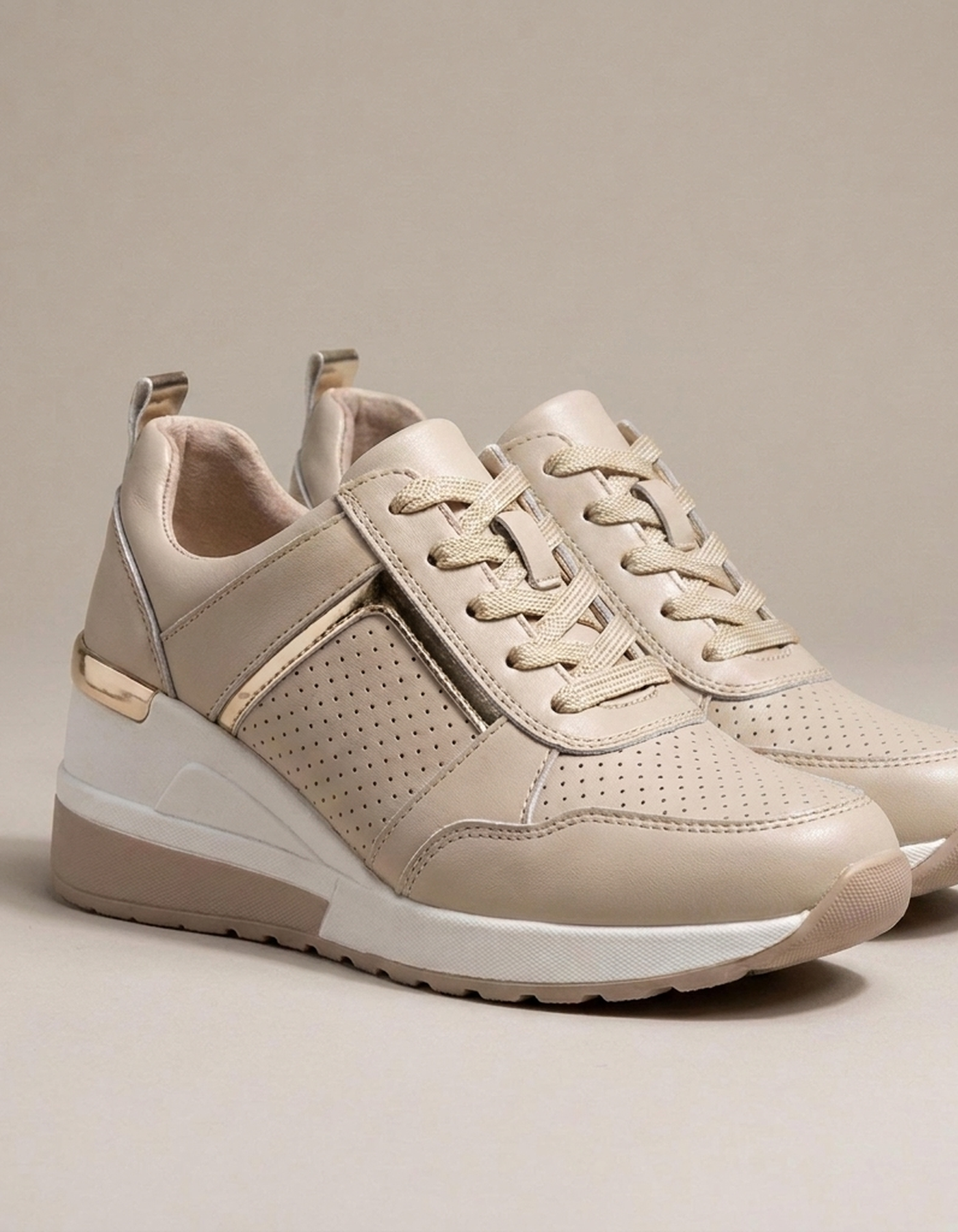 PLUXSTYLE::numise::manuela-structured-platform-sneakers::closeup-detail