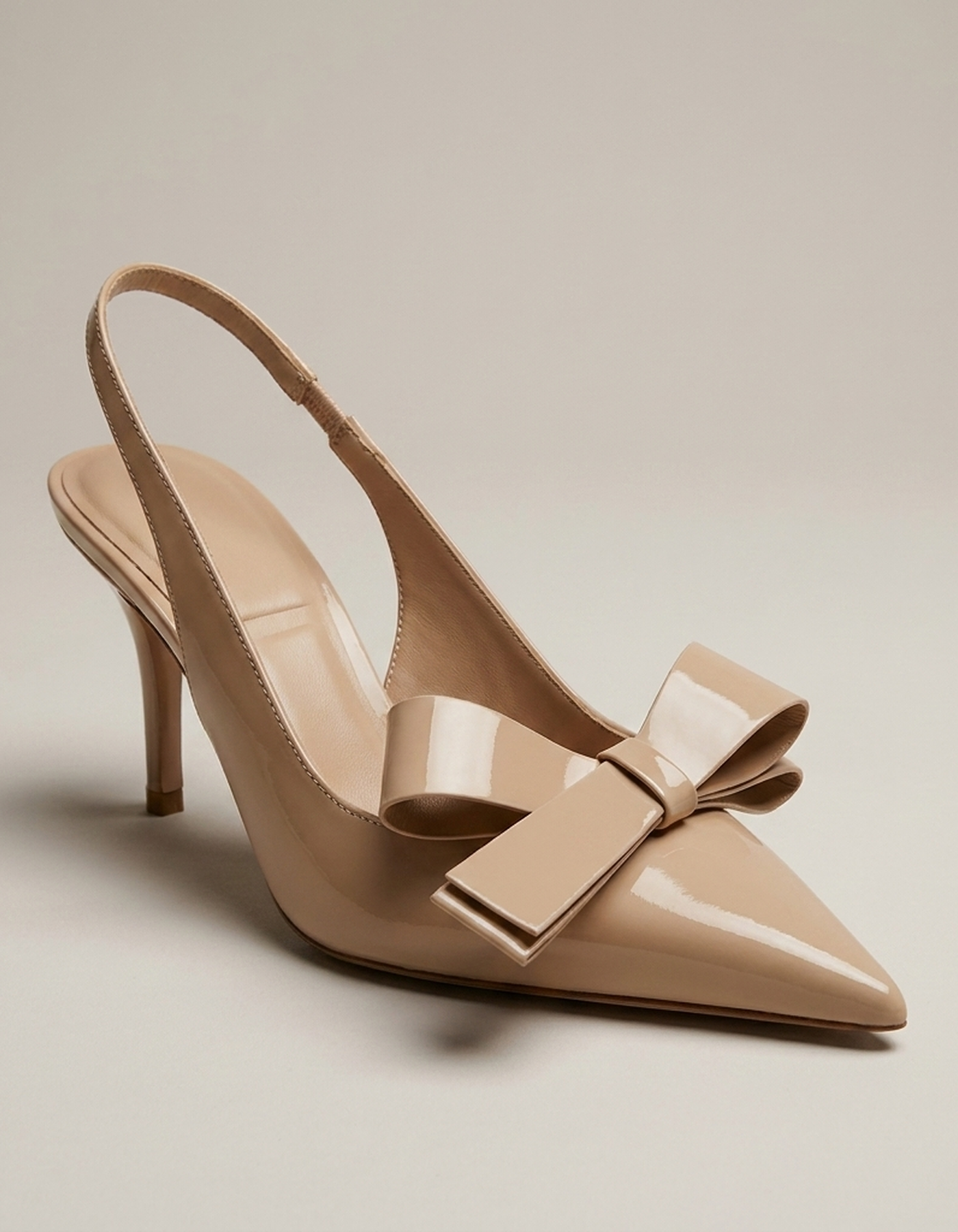 PLUXSTYLE::numise::pointed-toe-bow-slingback-table::closeup-hero
