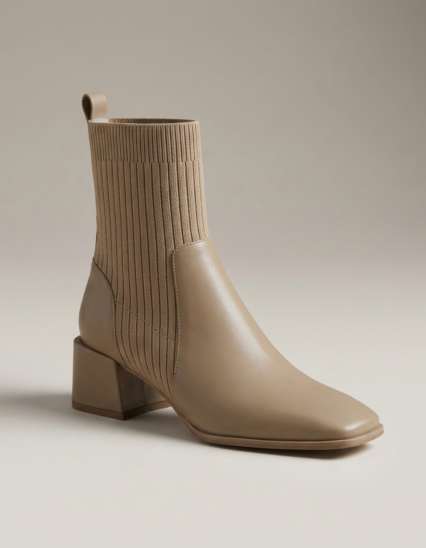 PLUXSTYLE::numise::pointed-toe-chelsea-ankle-boots::closeup-hero