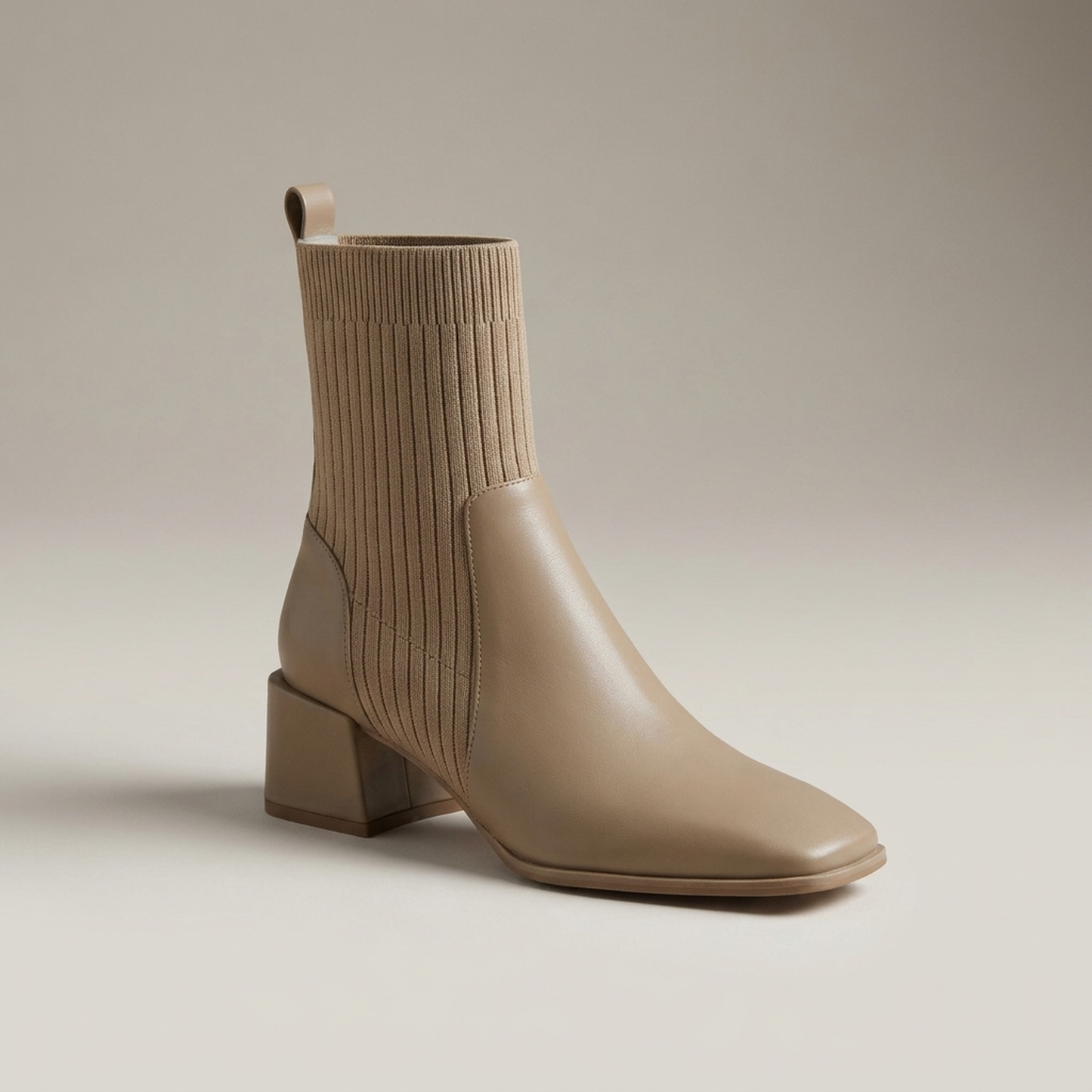 PLUXSTYLE::numise::pointed-toe-chelsea-ankle-boots::closeup-hero