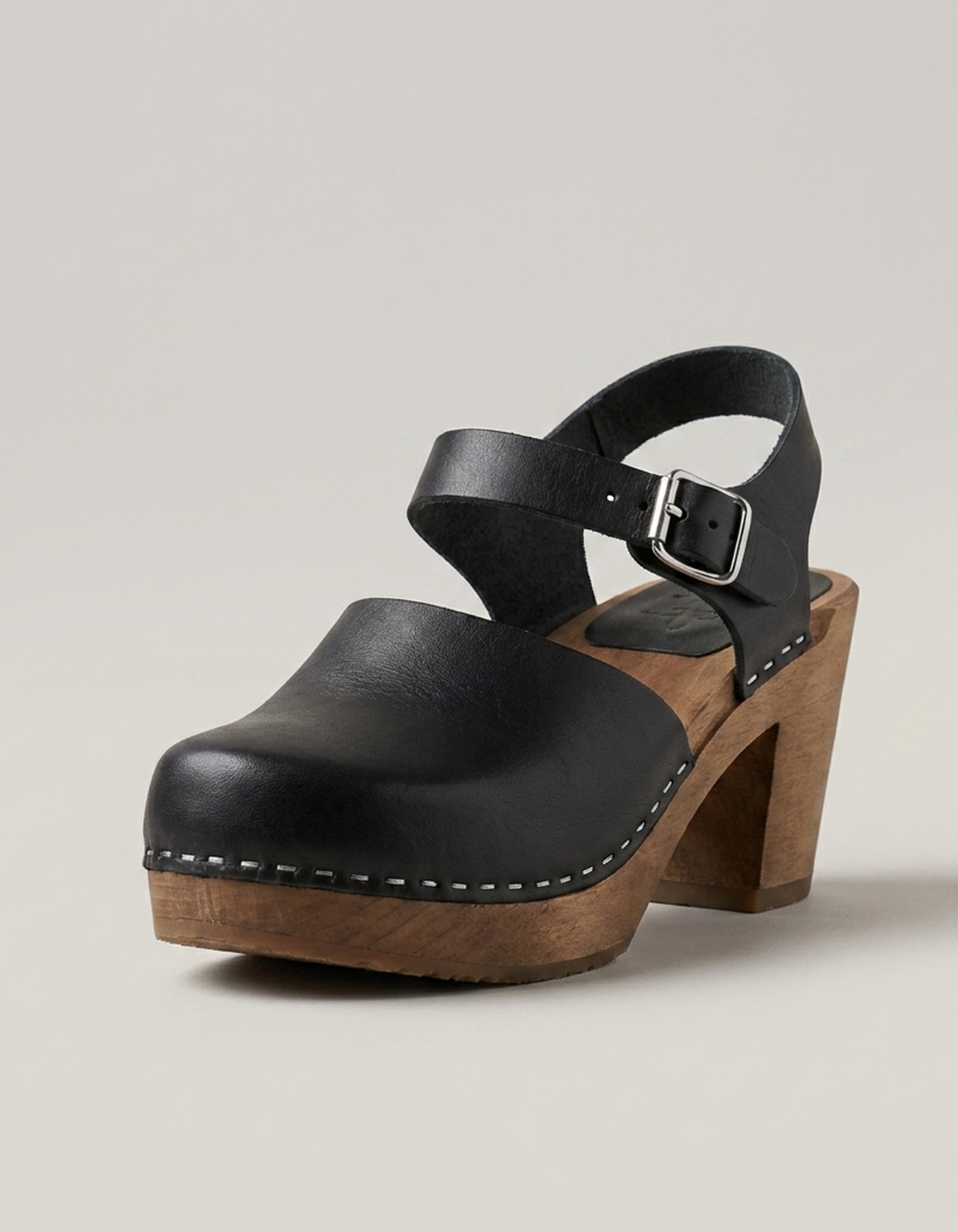 PLUXSTYLE::numise::closed-toe-platform-clogs::closeup-hero