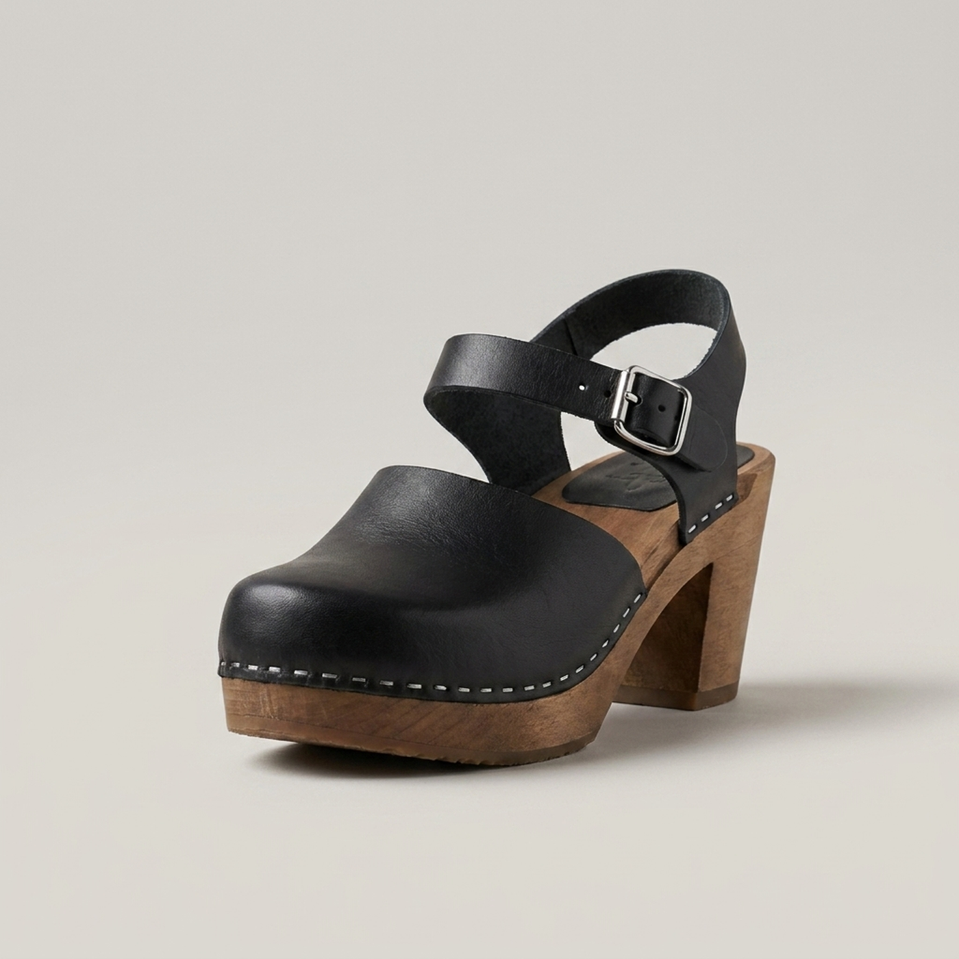 PLUXSTYLE::numise::closed-toe-platform-clogs::closeup-hero