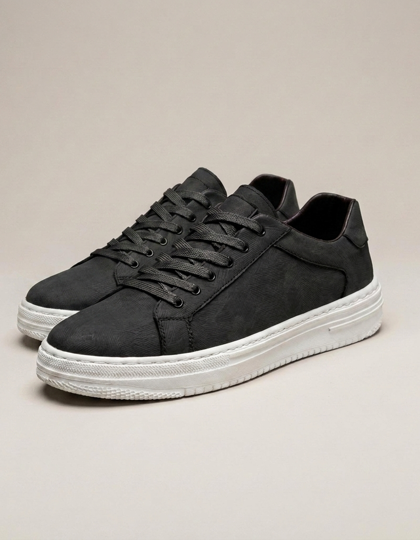 PLUXSTYLE::numise::athene-smart-casual-sneakers::closeup-detail