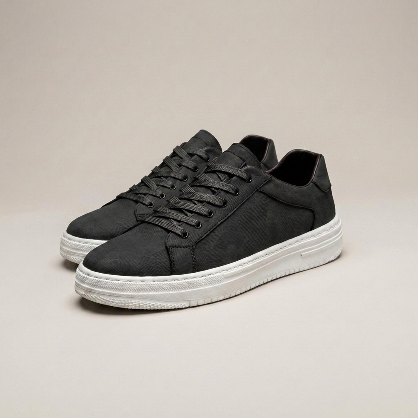 PLUXSTYLE::numise::athene-smart-casual-sneakers::closeup-detail