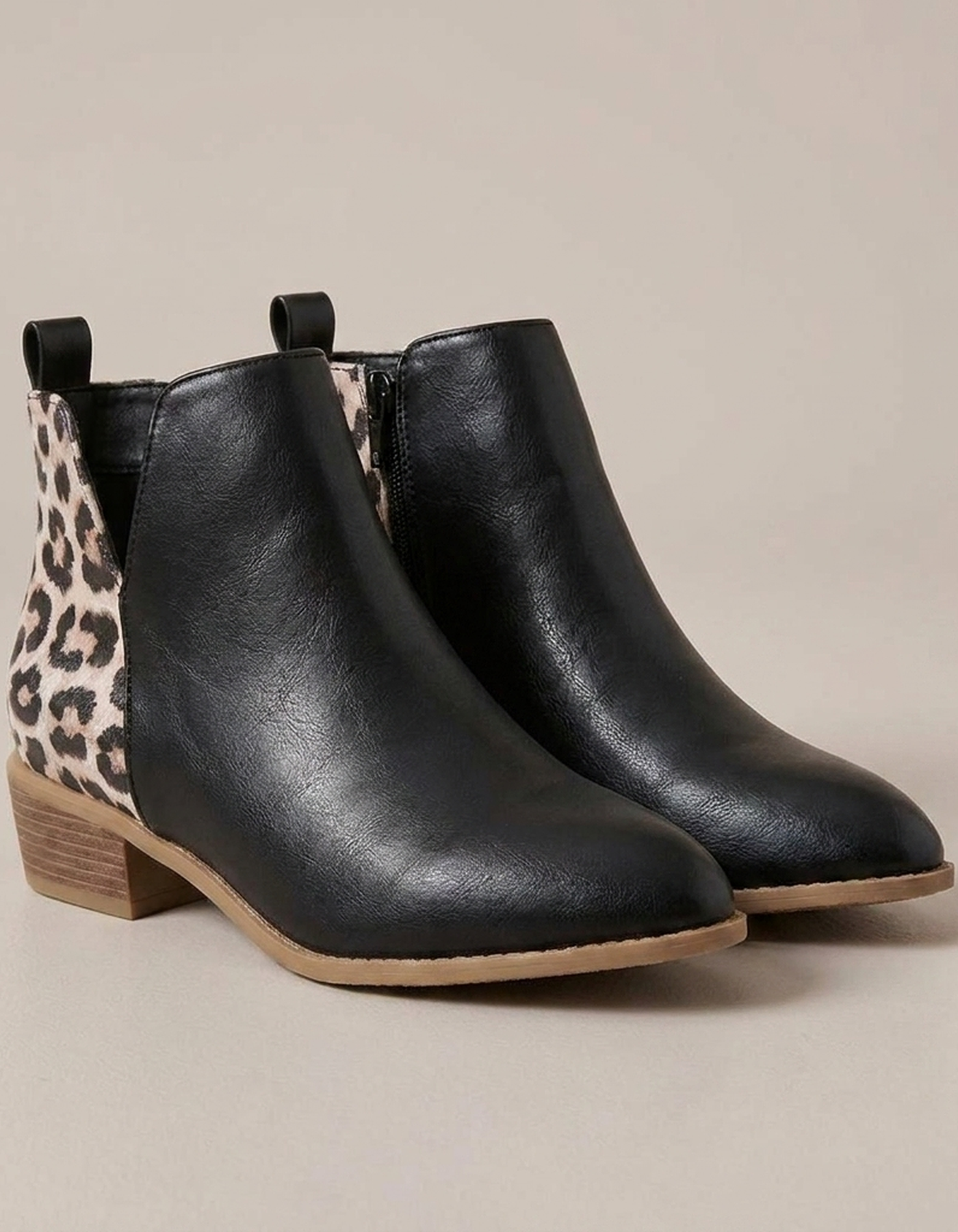 PLUXSTYLE::numise::womens-low-heel-side-zip-boots::closeup-detail