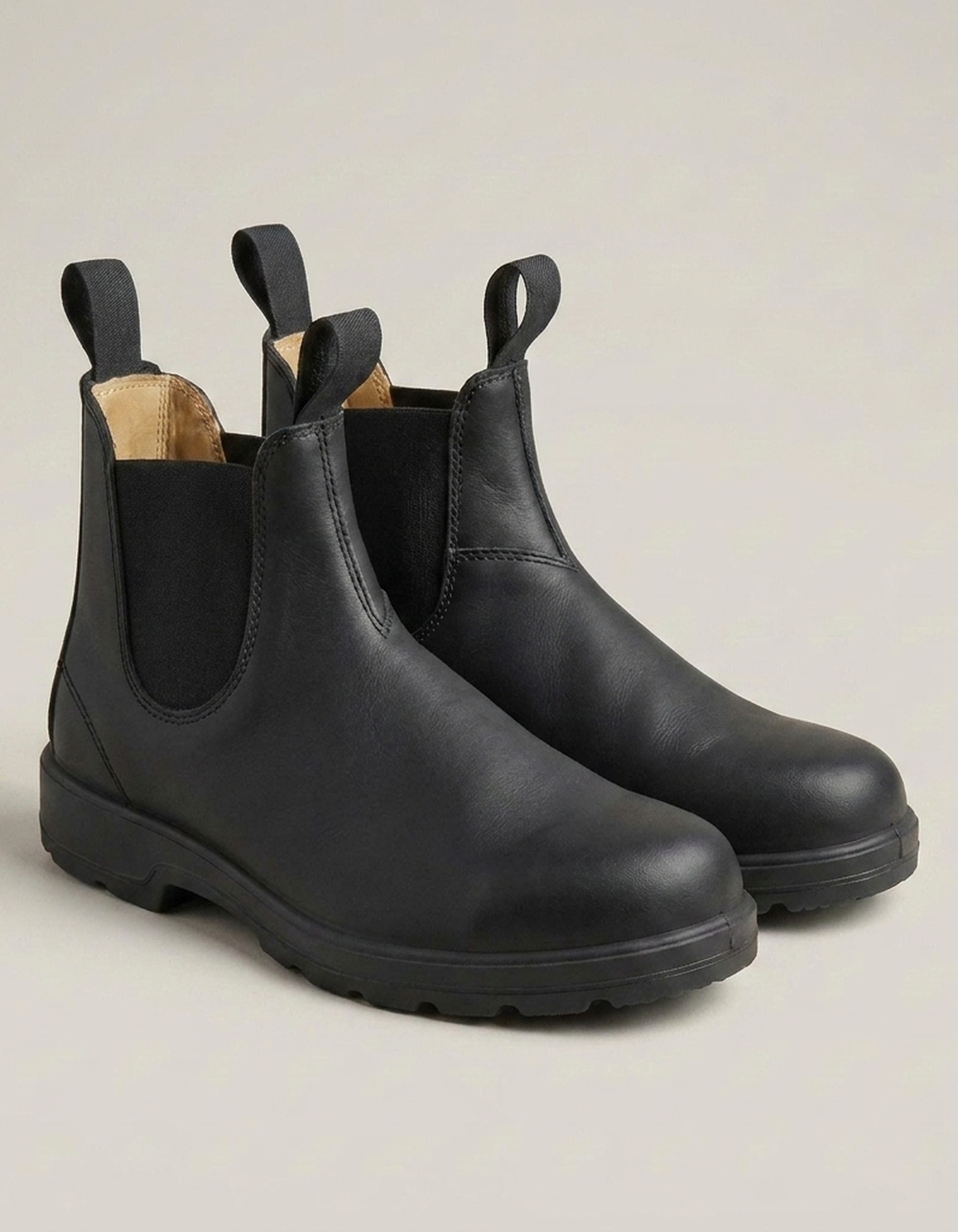 PLUXSTYLE::numise::pull-tab-chelsea-boots::closeup-detail