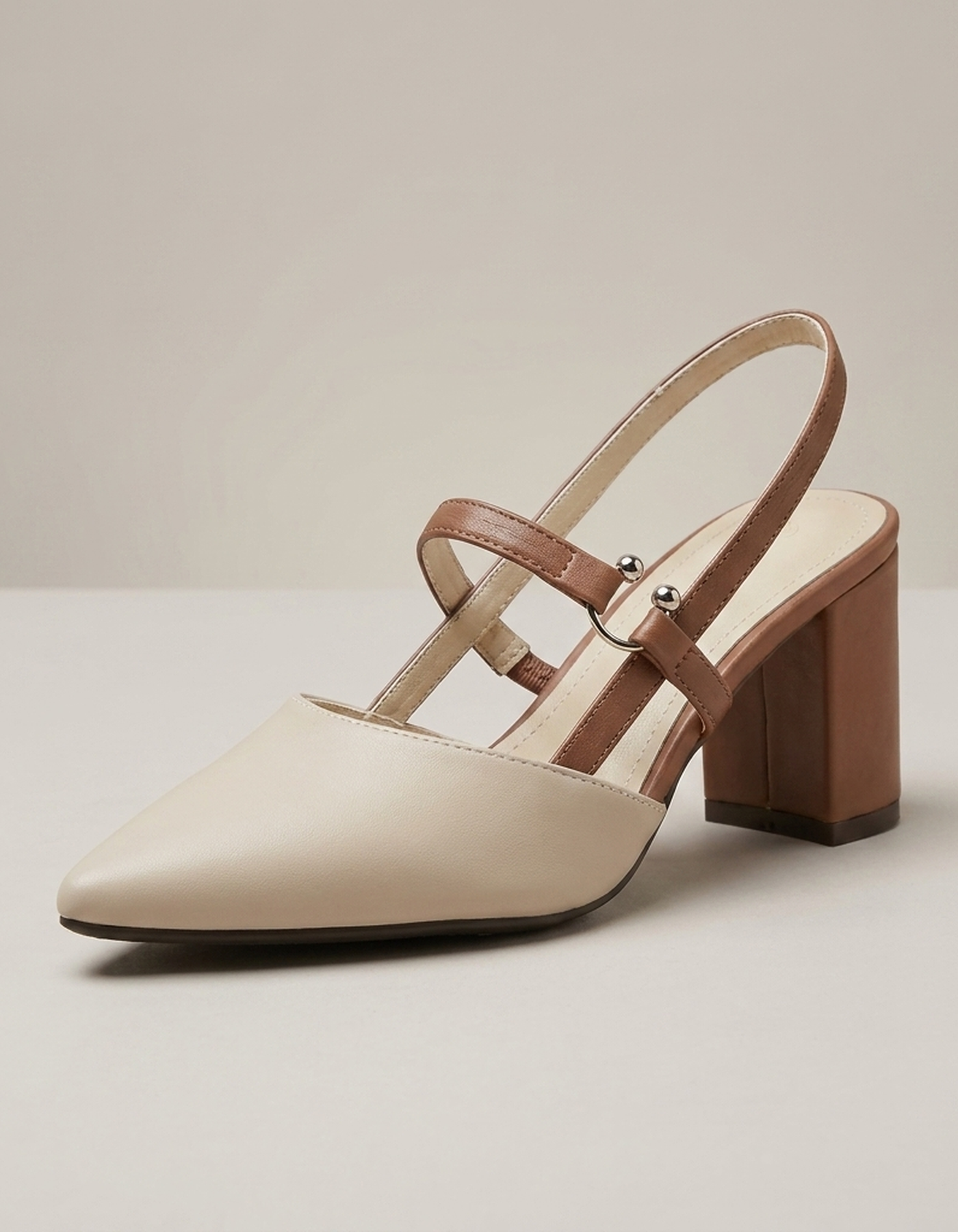 PLUXSTYLE::numise::pointed-toe-slingback-footwear::closeup-hero