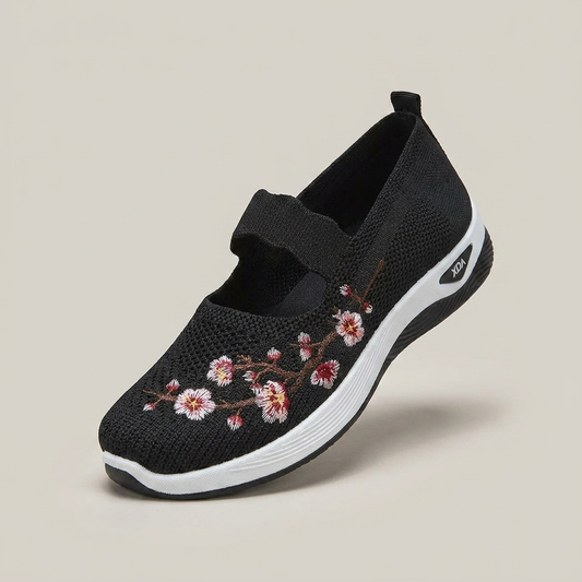 PLUXSTYLE::numise::strap-detail-ballet-footwear::closeup-hero