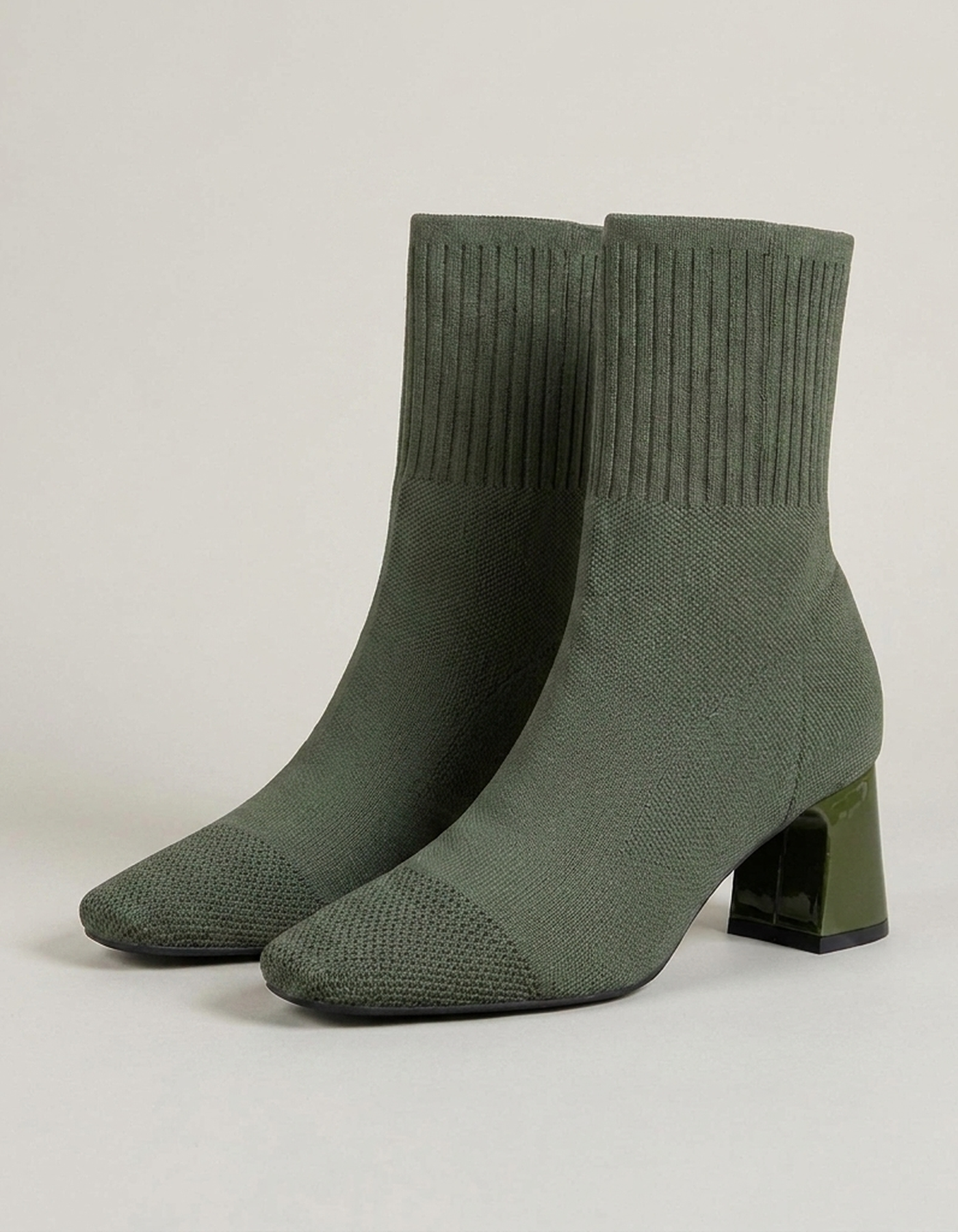 PLUXSTYLE::numise::pointed-toe-slip-on-ankle-boots::closeup-detail