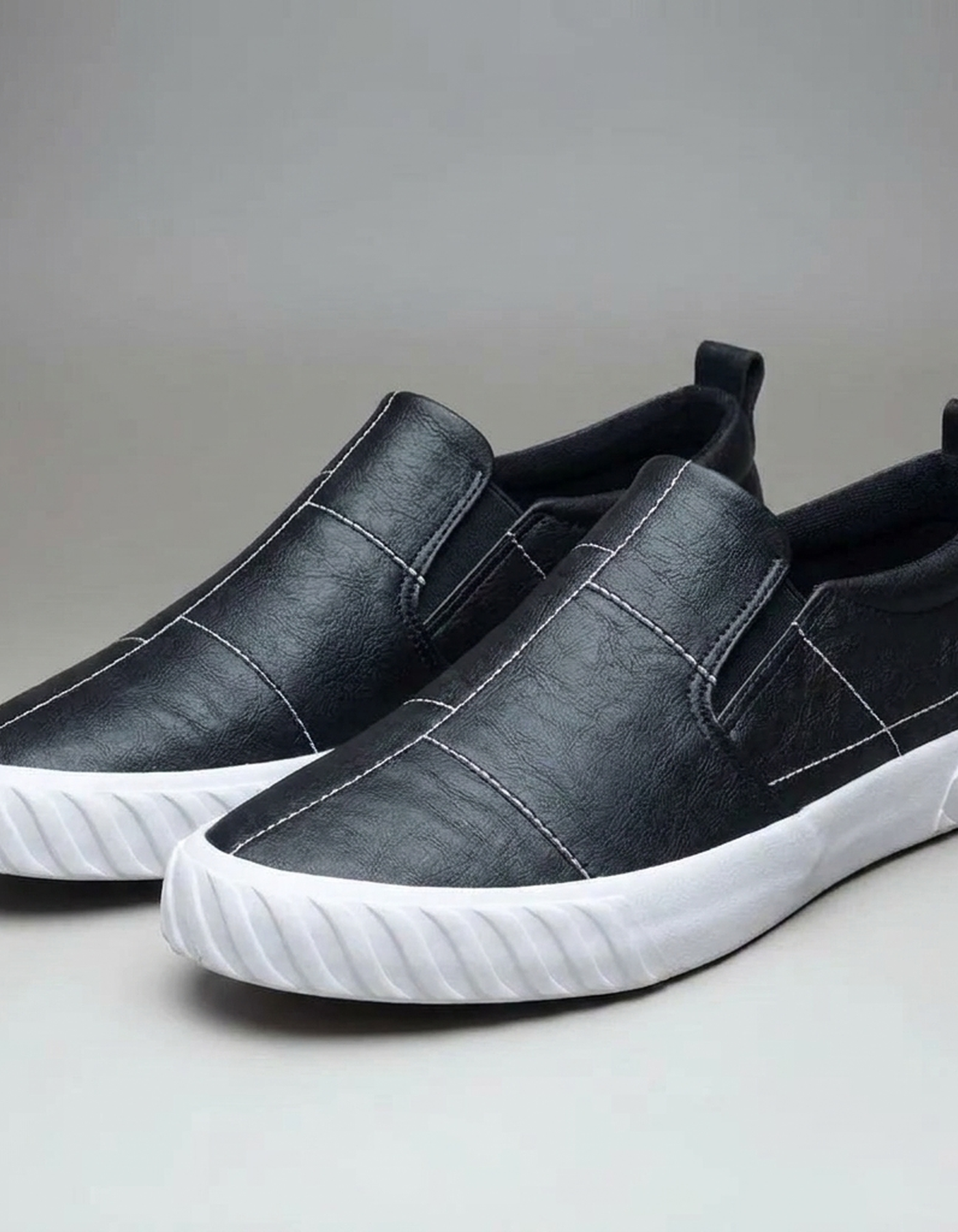 PLUXSTYLE::numise::mens-contrast-stitch-penny-loafers::pack-black-and-white