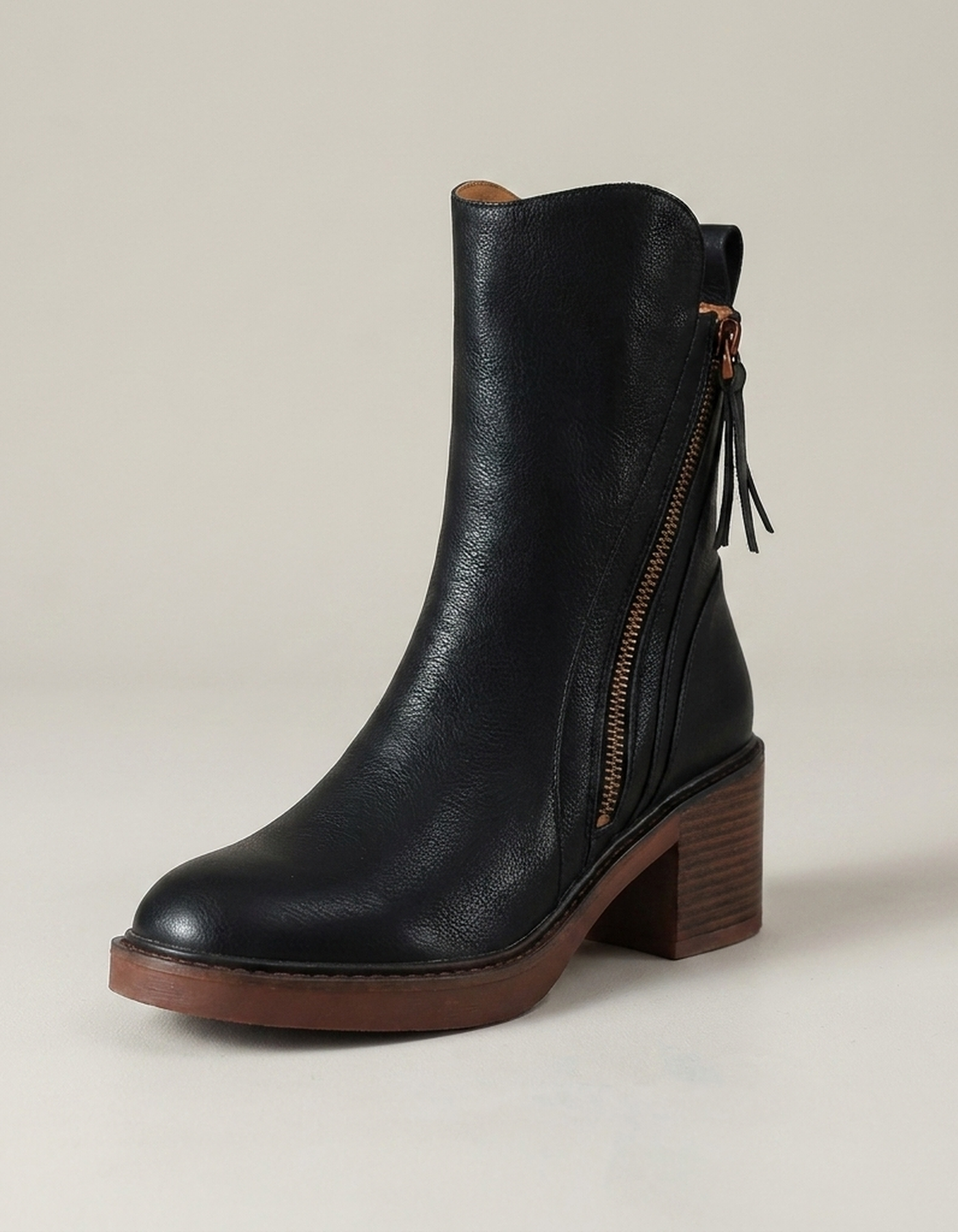 PLUXSTYLE::numise::amelie-classic-ankle-boots::closeup-hero