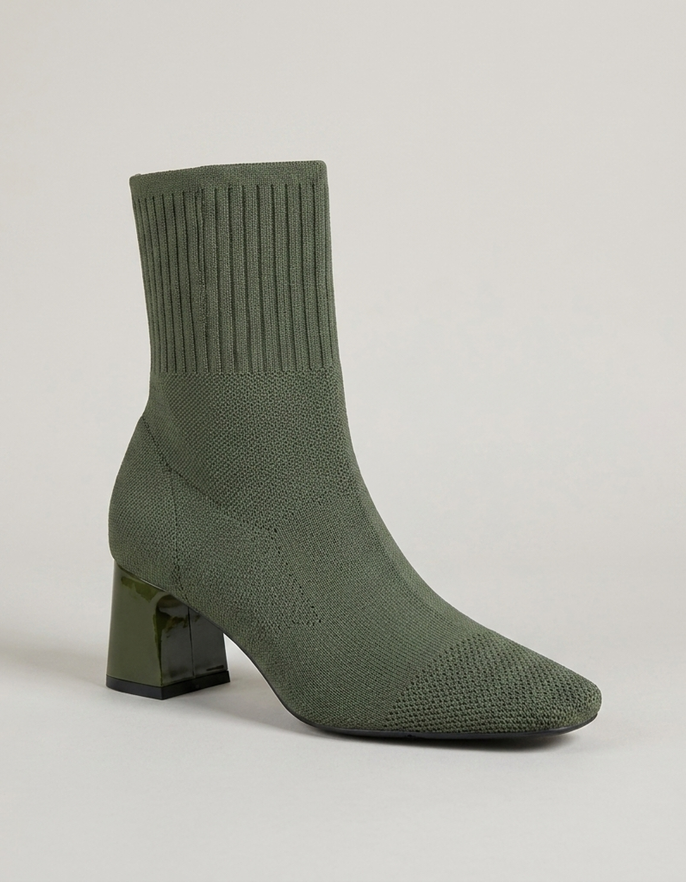 PLUXSTYLE::numise::ribbed-collar-ankle-boots::closeup-hero