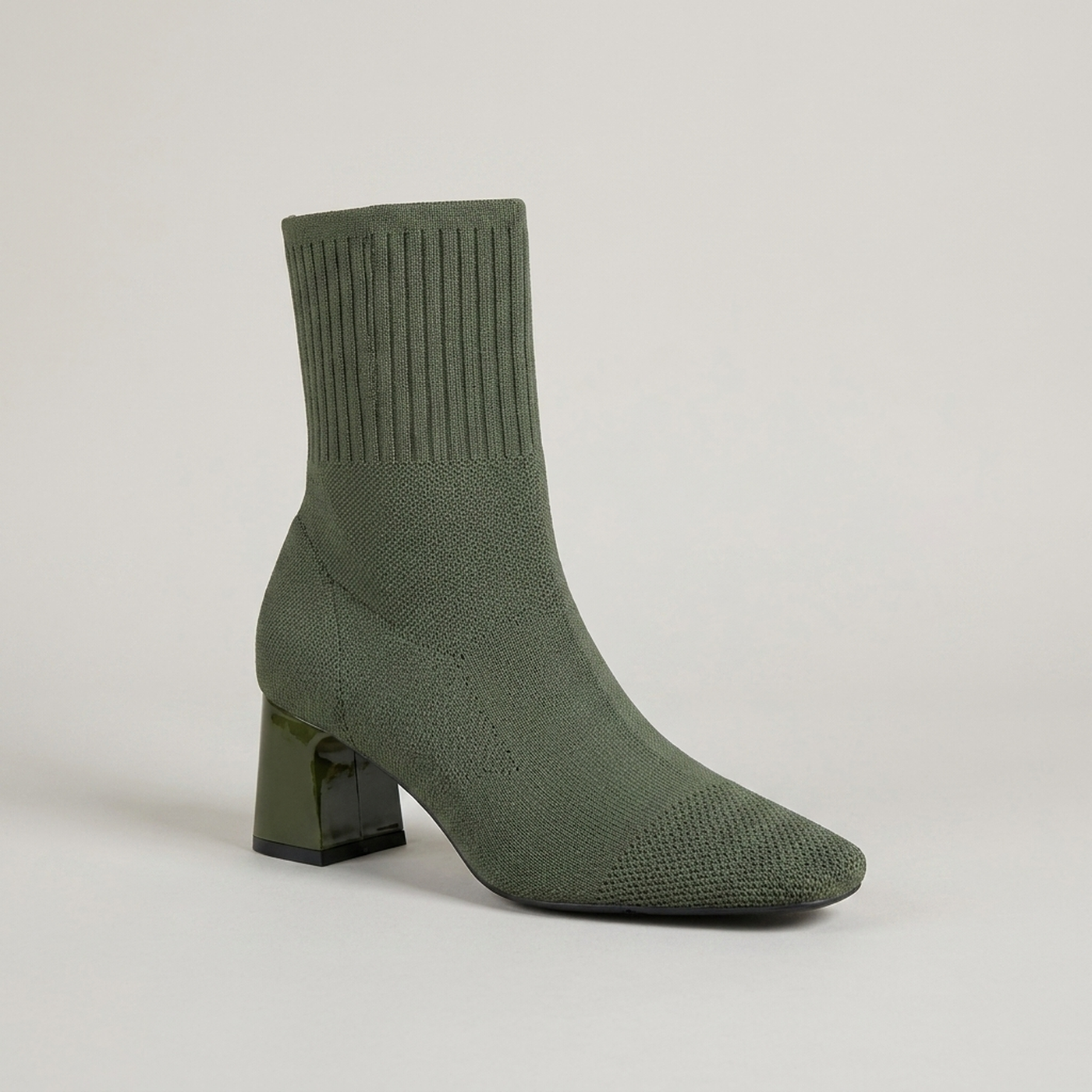 PLUXSTYLE::numise::ribbed-collar-ankle-boots::closeup-hero