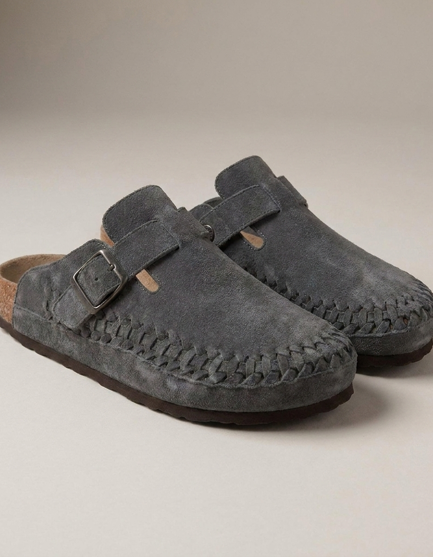 PLUXSTYLE::numise::aurelio-dark-gray-clogs::closeup-detail