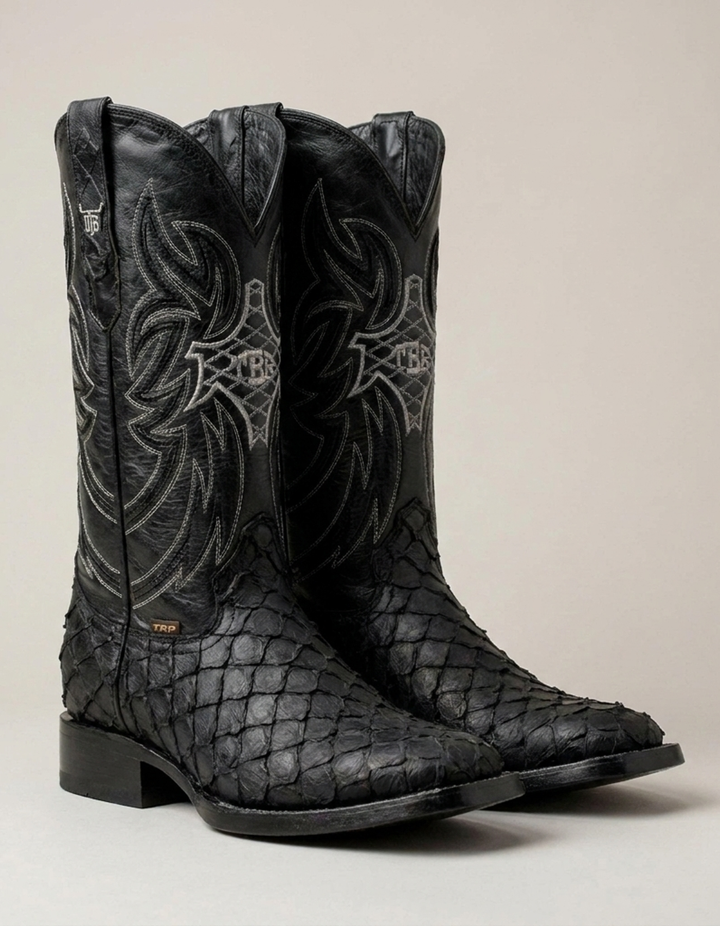 PLUXSTYLE::numise::matte-black-square-toe-boots::closeup-detail