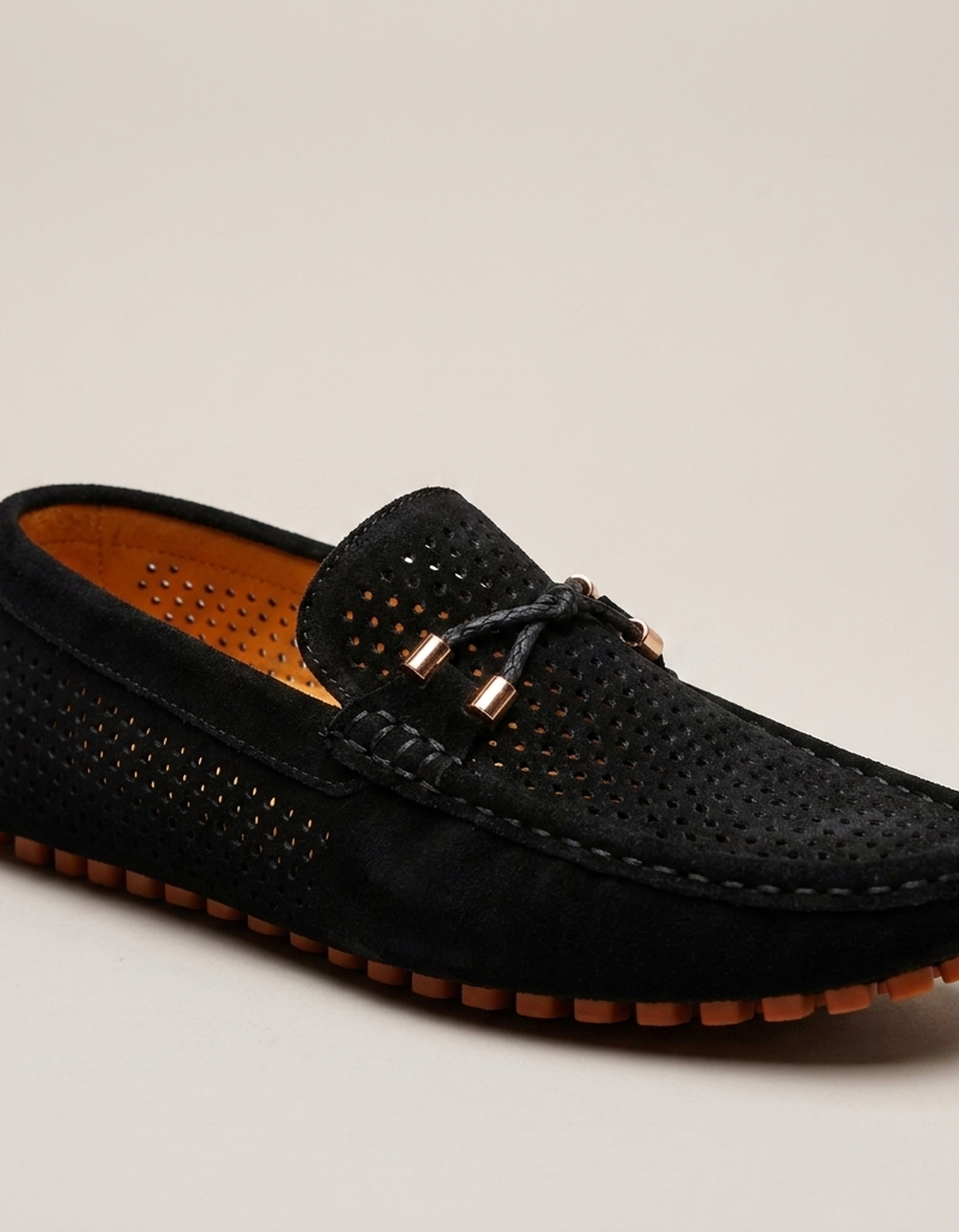 PLUXSTYLE::numise::classic-slip-on-loafers::closeup-hero