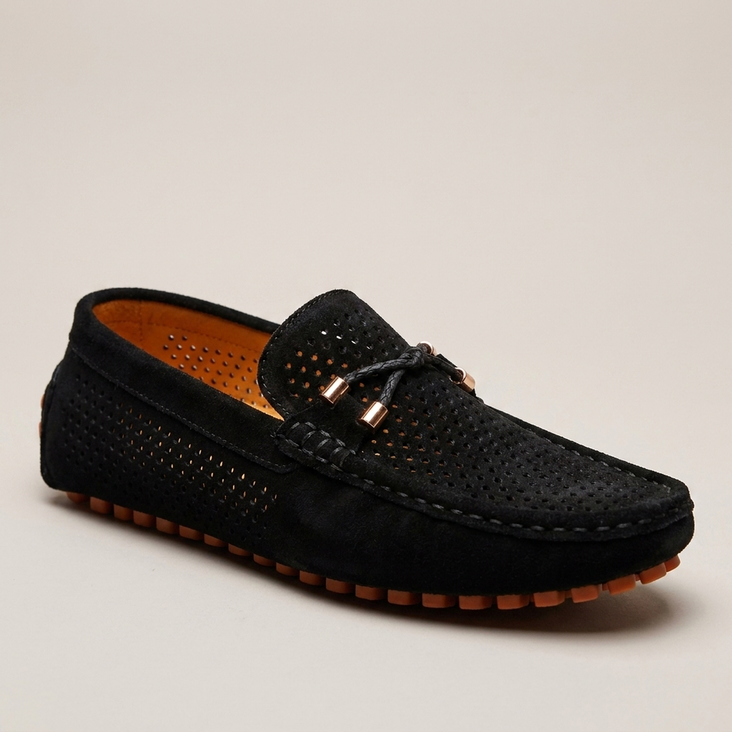 PLUXSTYLE::numise::classic-slip-on-loafers::closeup-hero