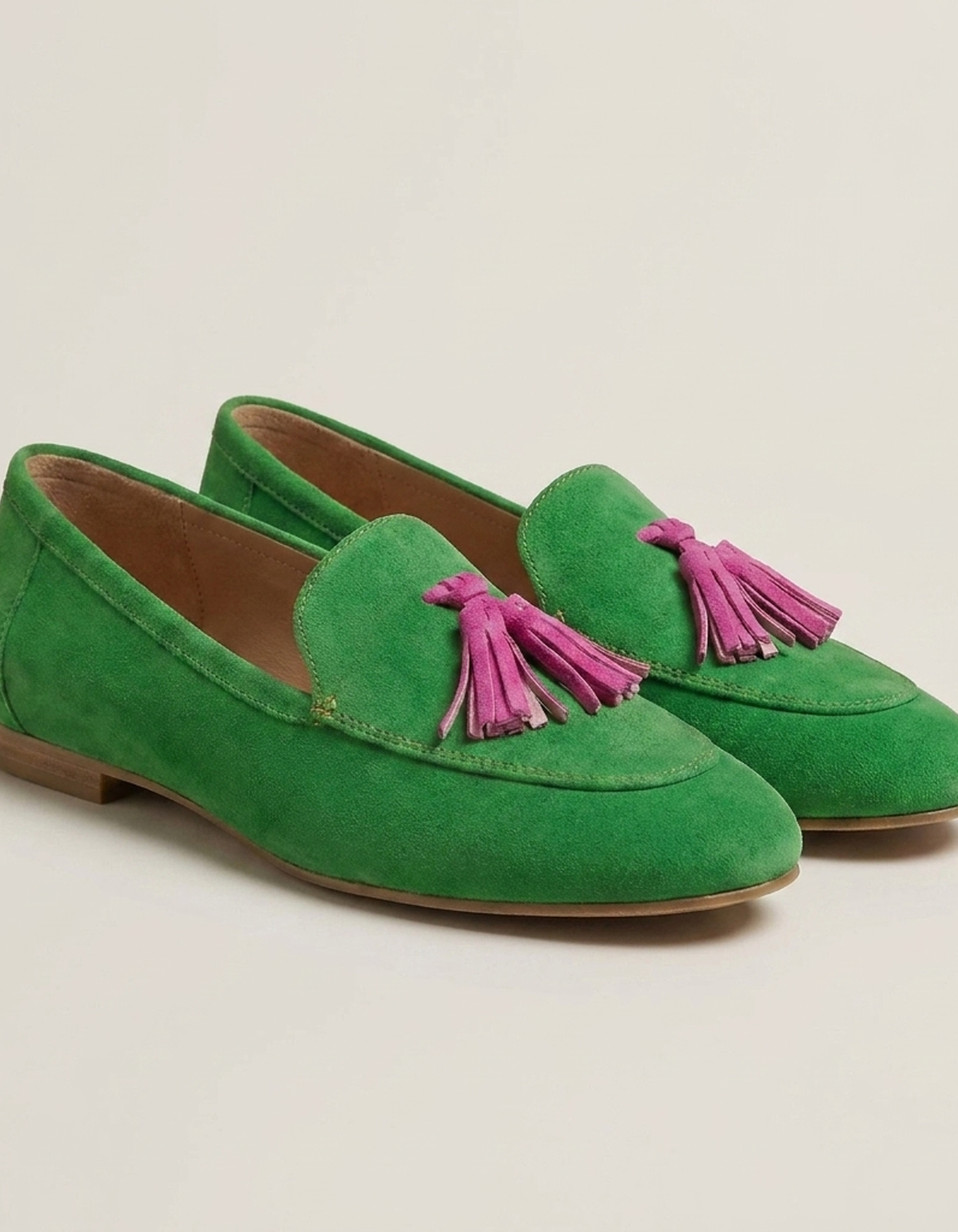 PLUXSTYLE::numise::green-tassel-loafers::closeup-detail
