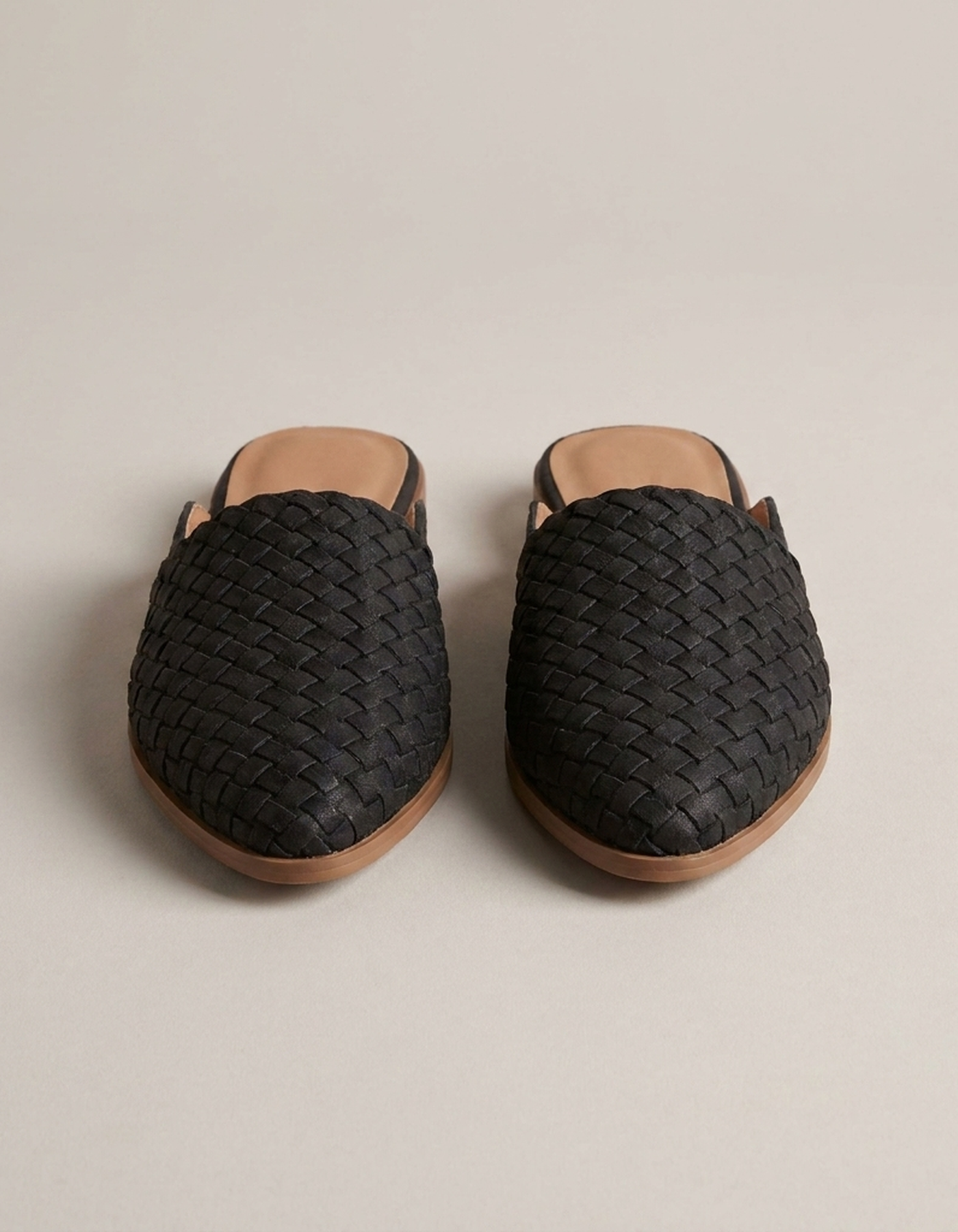 PLUXSTYLE::numise::womens-pointed-toe-woven-mules::pack-black