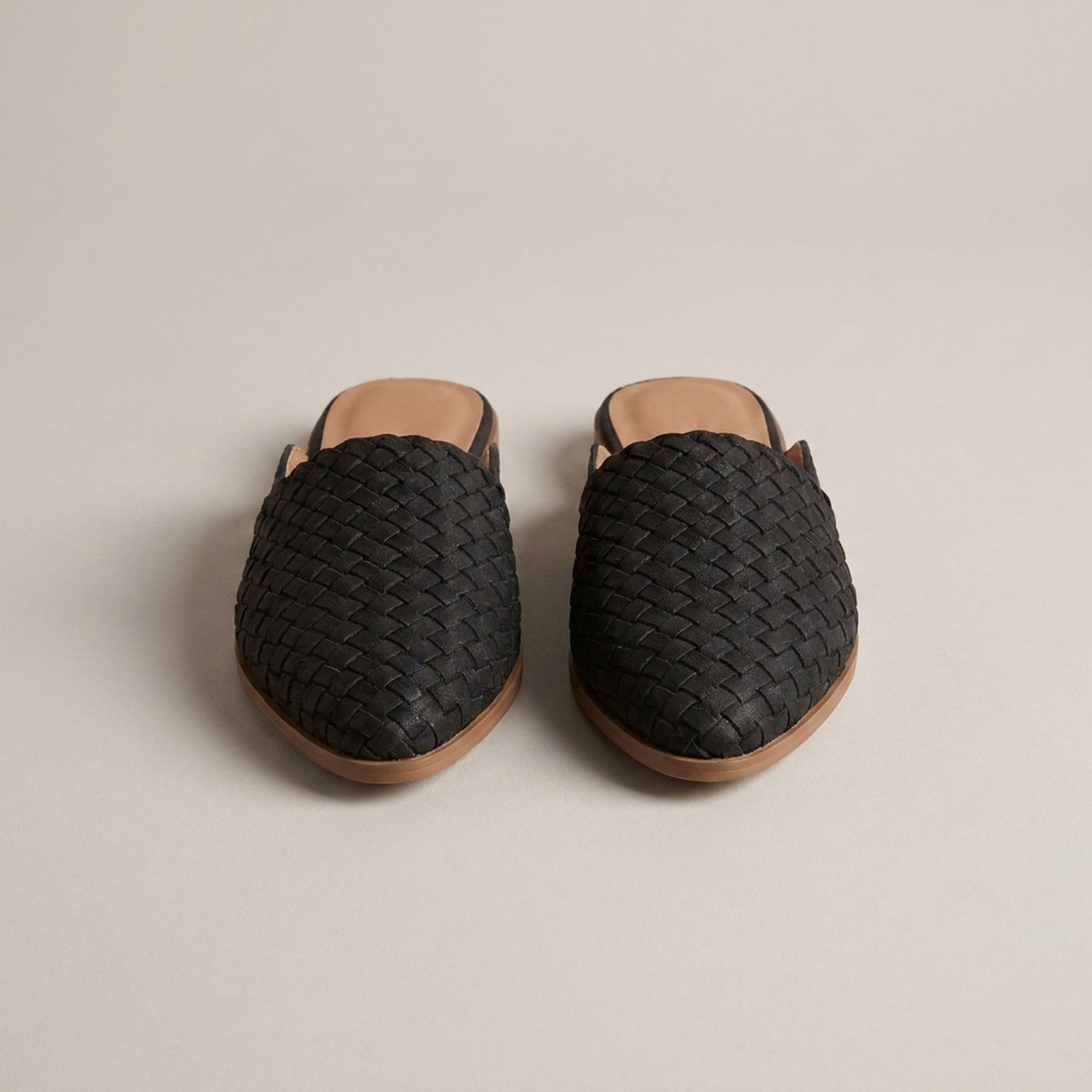 PLUXSTYLE::numise::womens-pointed-toe-woven-mules::pack-black