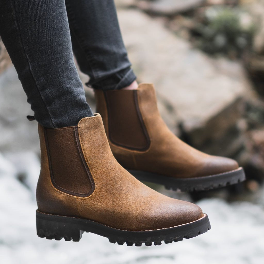 PLUXSTYLE::numise::beatrix-lug-sole-chelsea-boots::lifestyle-keep-2