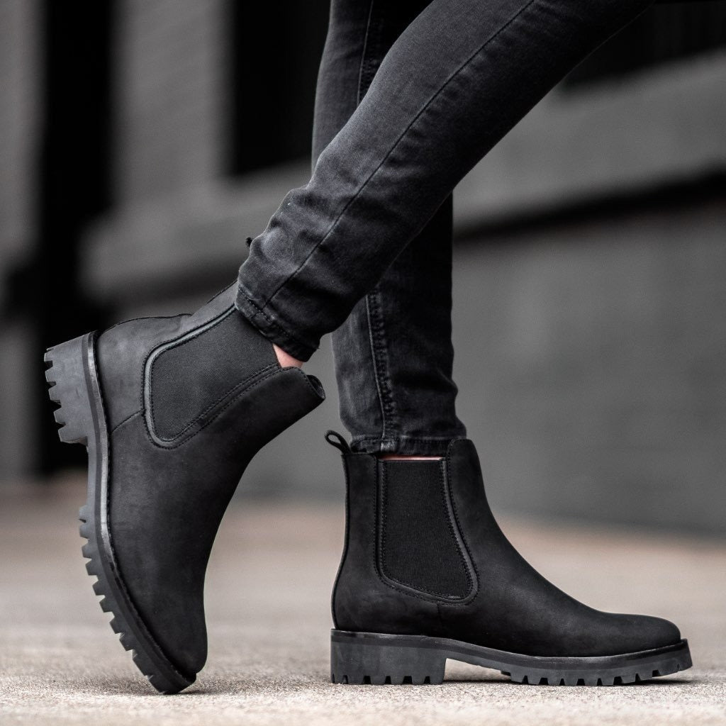 PLUXSTYLE::numise::beatrix-lug-sole-chelsea-boots::lifestyle-keep-1