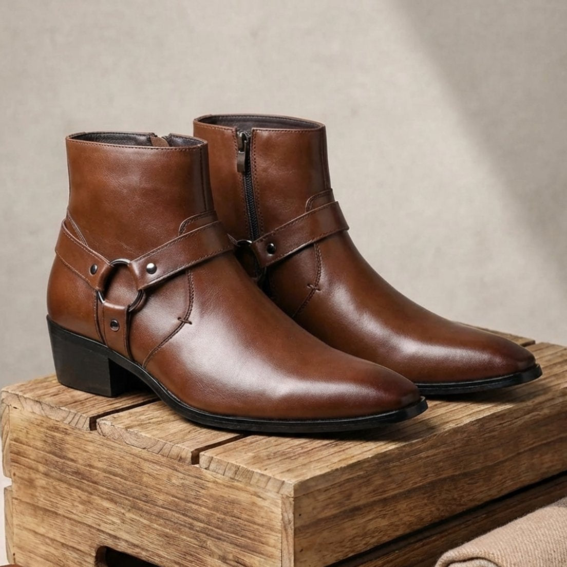 Herrenstiefel mit spitzer Zehenpartie und Riemen