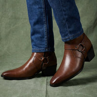 Herrenstiefel mit spitzer Zehenpartie und Riemen